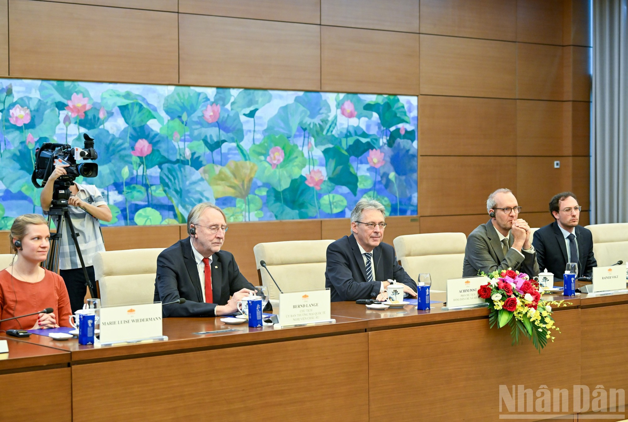 El vicepresidente del SPD, Achim Post; el presidente de la Comisión de Comercio Internacional del Parlamento Europeo, Bernd Lange, y otros delegados en la reunión. El vicepresidente del SPD, Achim Post; el presidente de la Comisión de Comercio Internacional del Parlamento Europeo, Bernd Lange, y otros delegados en la reunión.
