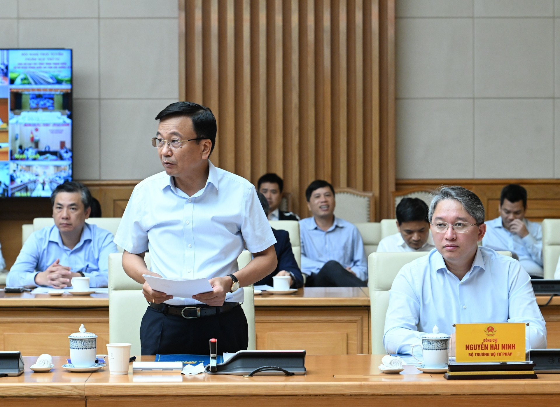 El viceministro de Construcción Nguyen Danh Huy presenta un informe en la cita.