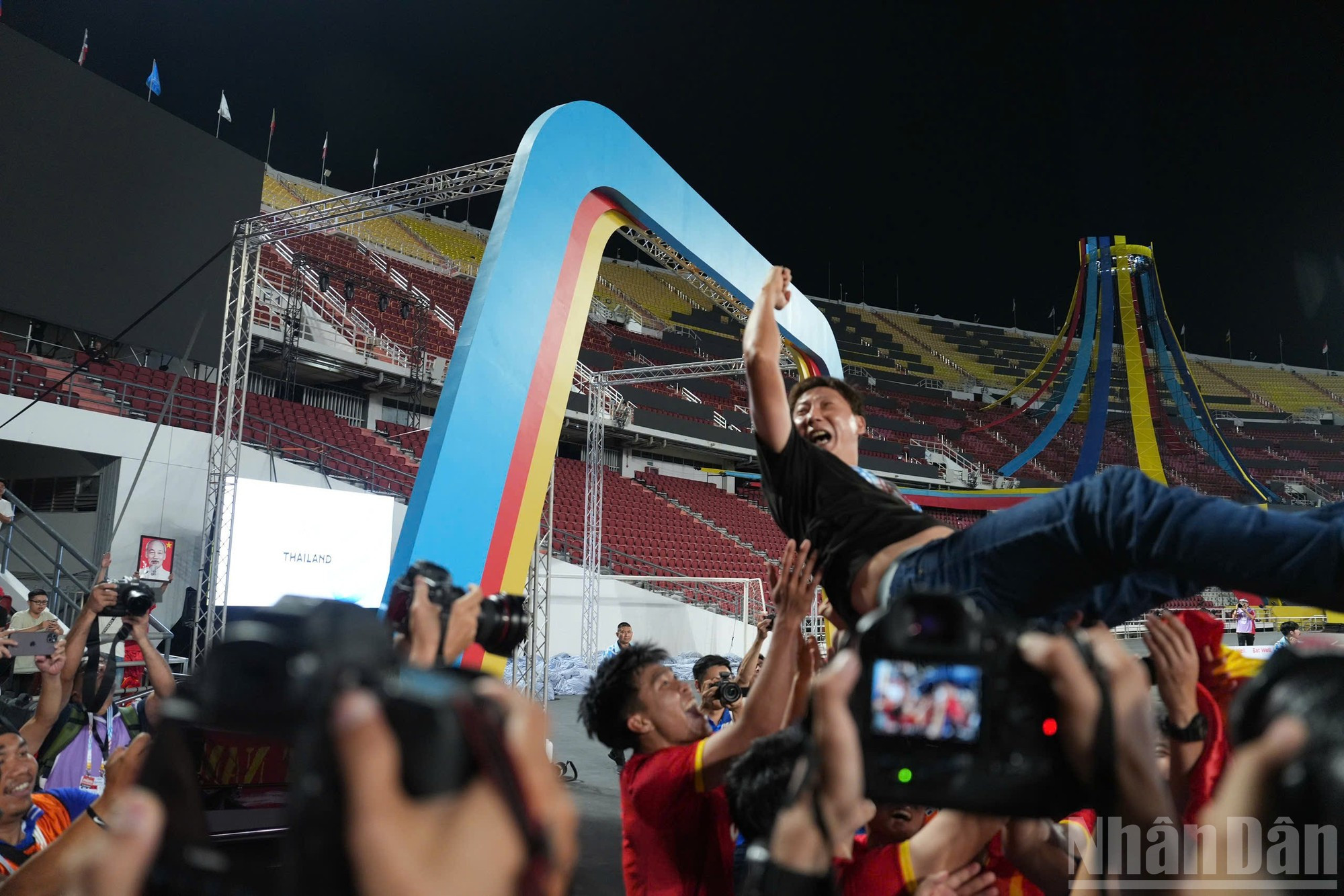 El entrenador Kim Sang Sik celebra su victoria en el Estadio Nacional Rajamangala, demostrando una vez más su capacidad para hacer cambios oportunos y ajustar la estrategia en los momentos decisivos.