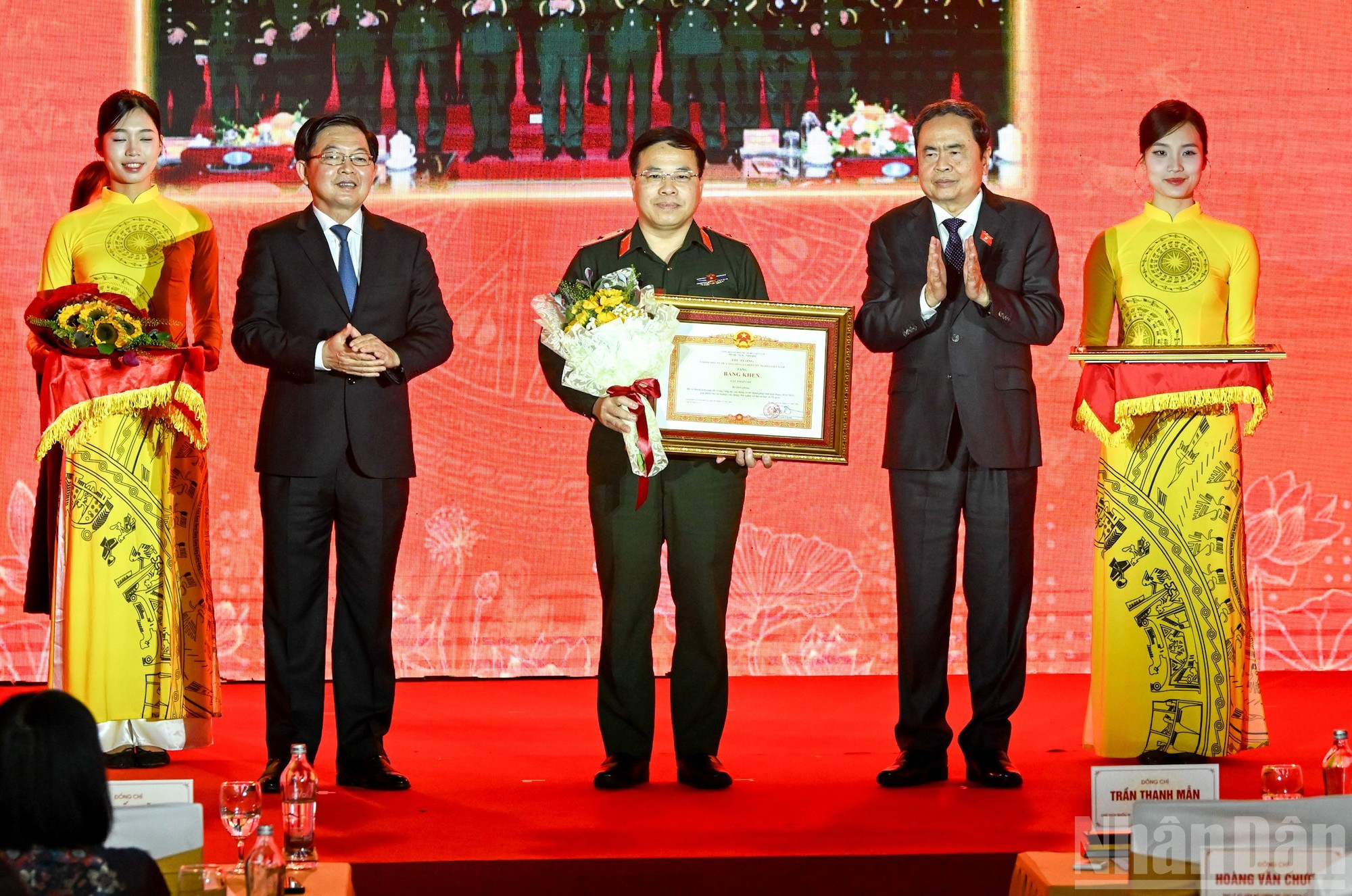 El presidente del Parlamento, Tran Thanh Man, y el viceprimer ministro Ho Quoc Dung entregan certificados de mérito del primer ministro a colectivos e individuos con destacados logros. (Foto: DUY LINH)