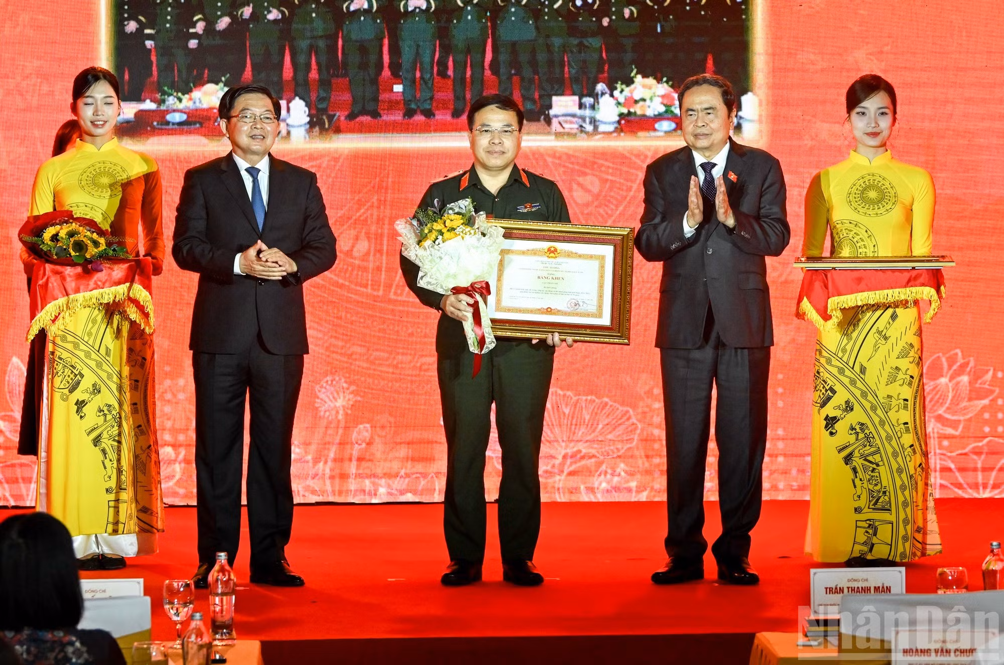 El presidente del Parlamento, Tran Thanh Man, y el viceprimer ministro Ho Quoc Dung entregan certificados de mérito del primer ministro a colectivos e individuos con destacados logros. (Foto: DUY LINH)