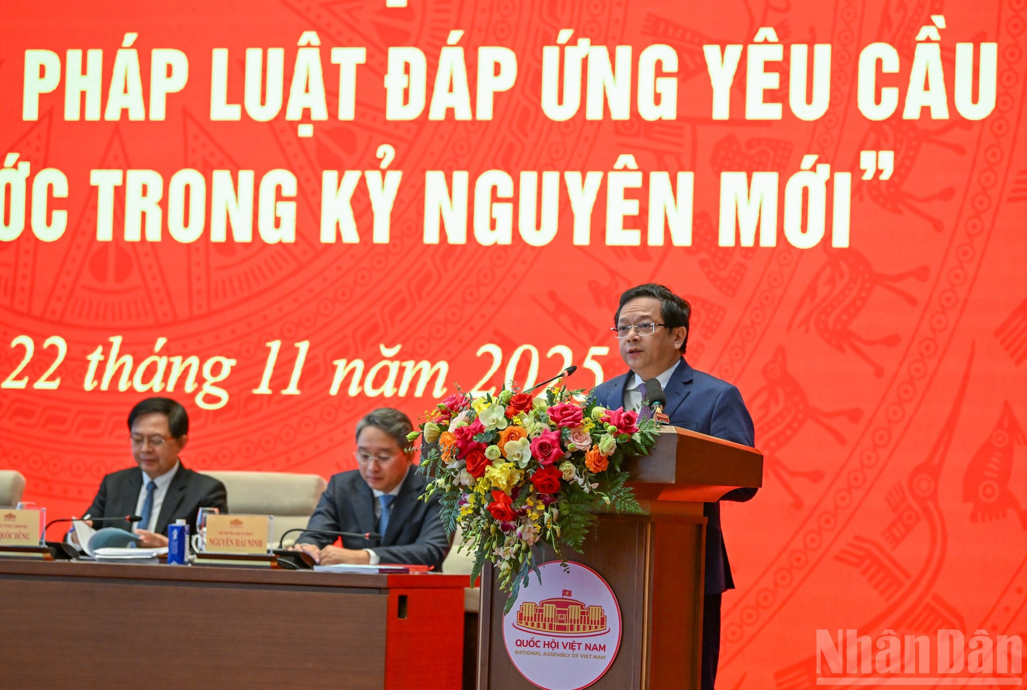 El subdirector del la Comisión de Estrategias y Políticas del Comité Central del Partido, Nguyen Duc Hien, interviene en el evento.