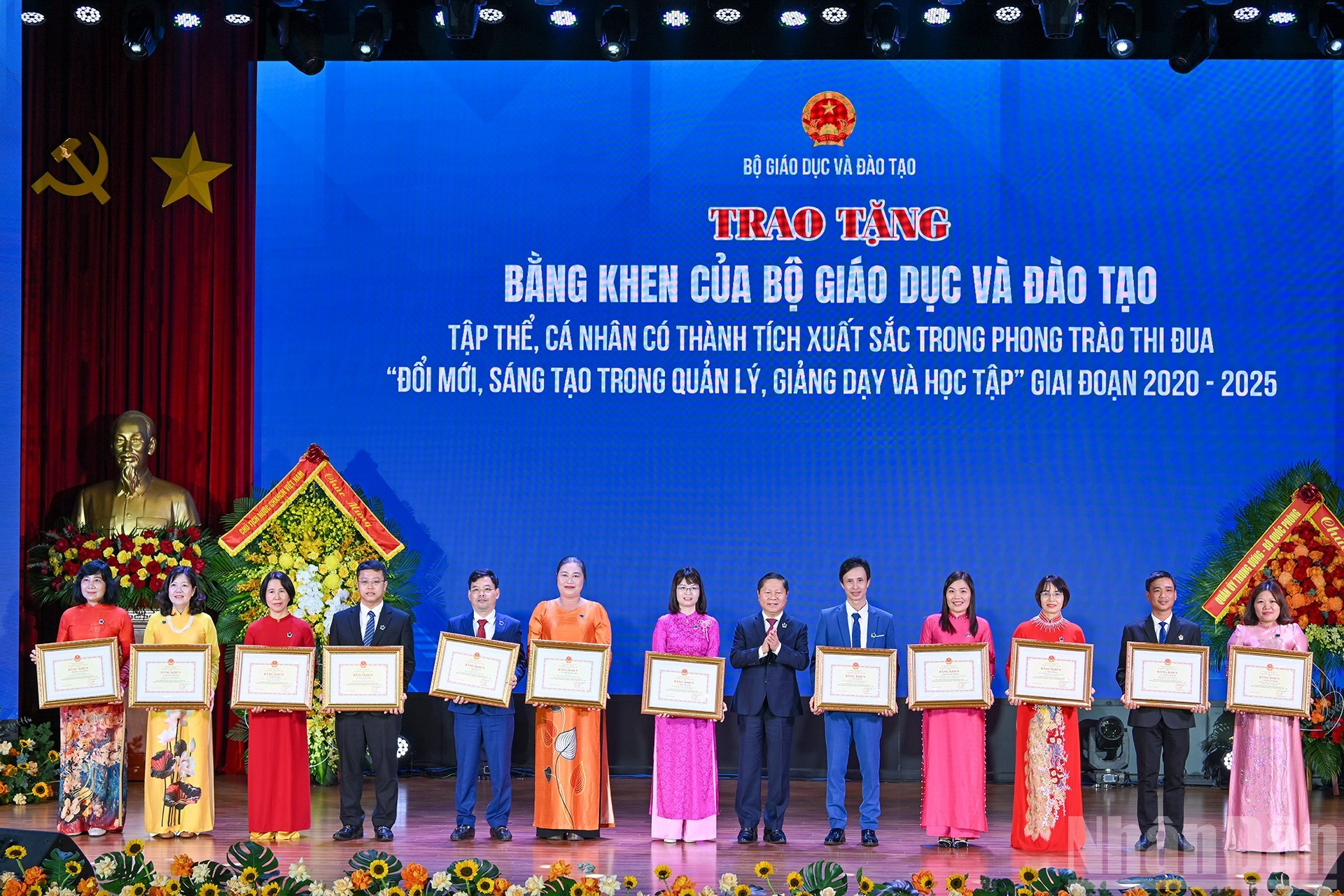 El viceministro de Educación y Formación, Le Tan Dung, entrega certificados de mérito a individuos con méritos en el movimiento “Innovación y creatividad en gestión, docencia y aprendizaje” durante el período 2020–2025.