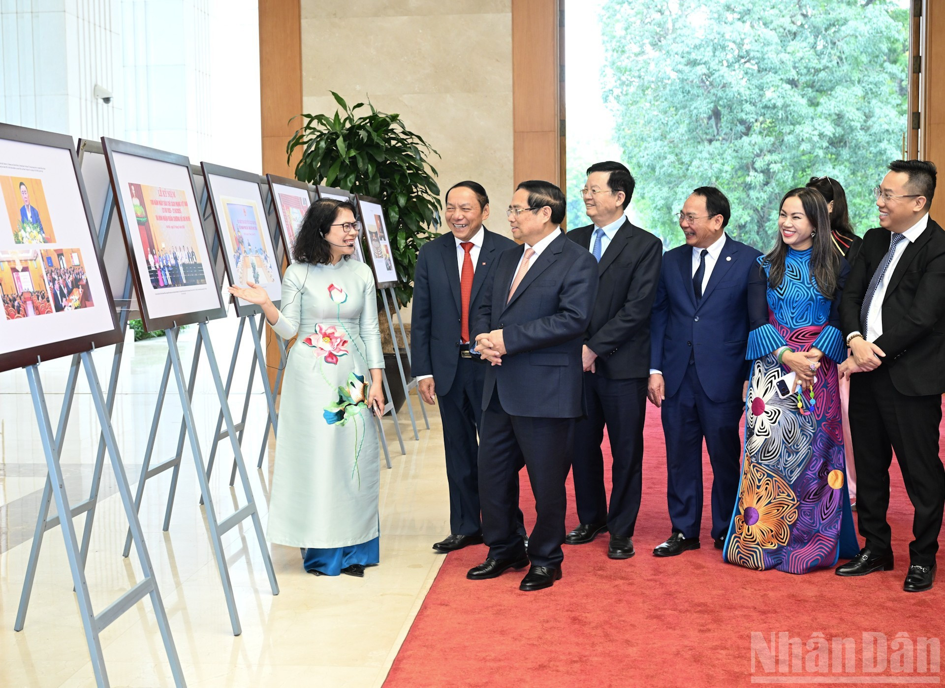 El primer ministro Pham Minh Chinh visita una exposición sobre el sector de Cultura, Deportes y Turismo.