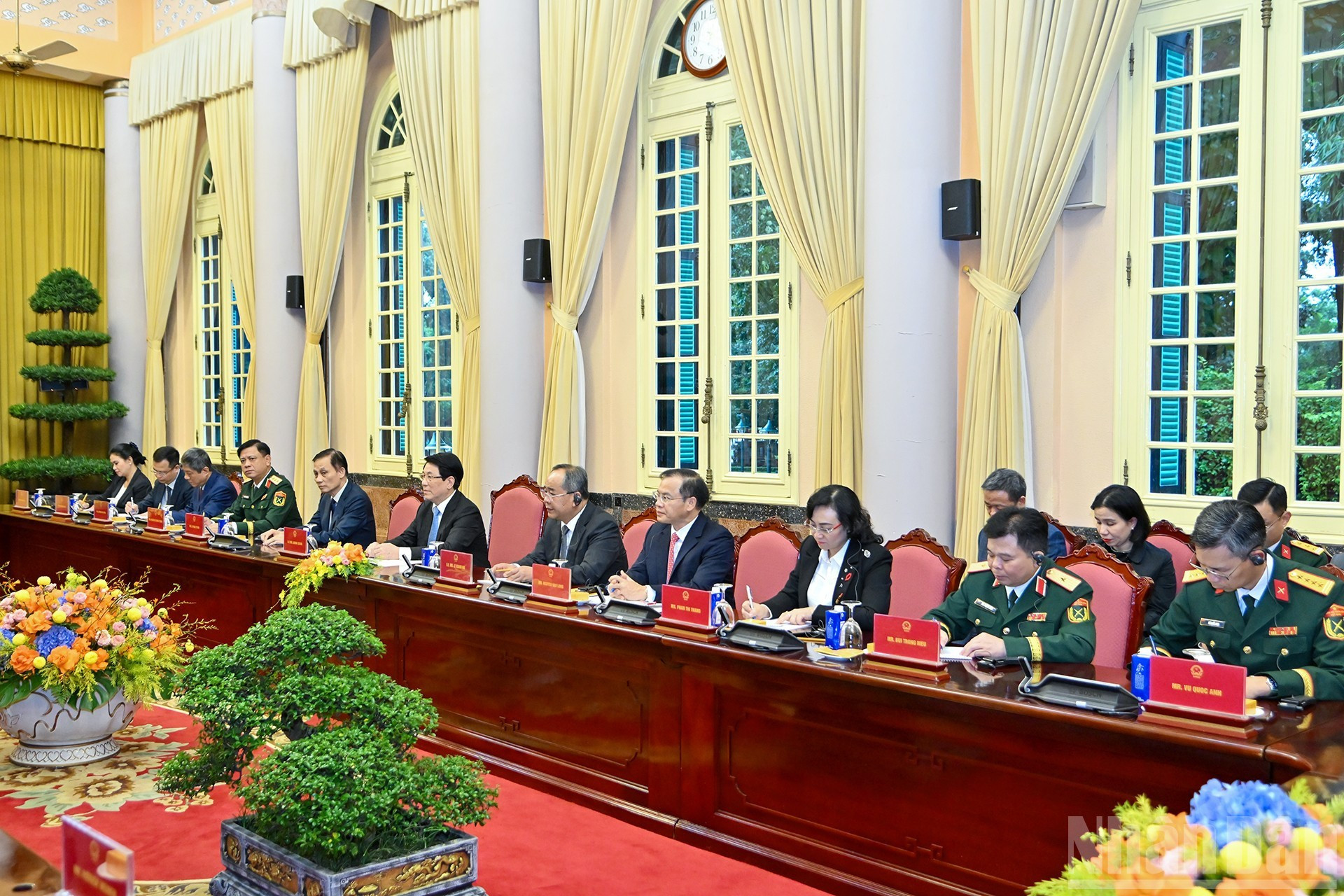 El presidente Luong Cuong y los delegados vietnamitas en el encuentro.