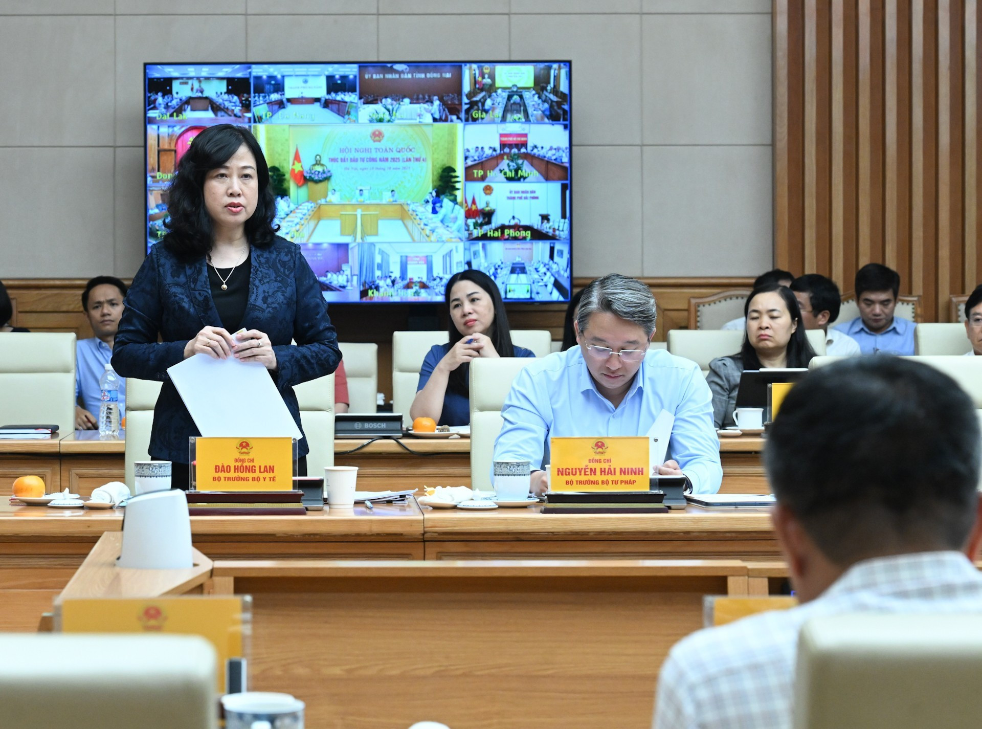 La ministra de Salud, Dao Hong Lan, interviene en la conferencia.