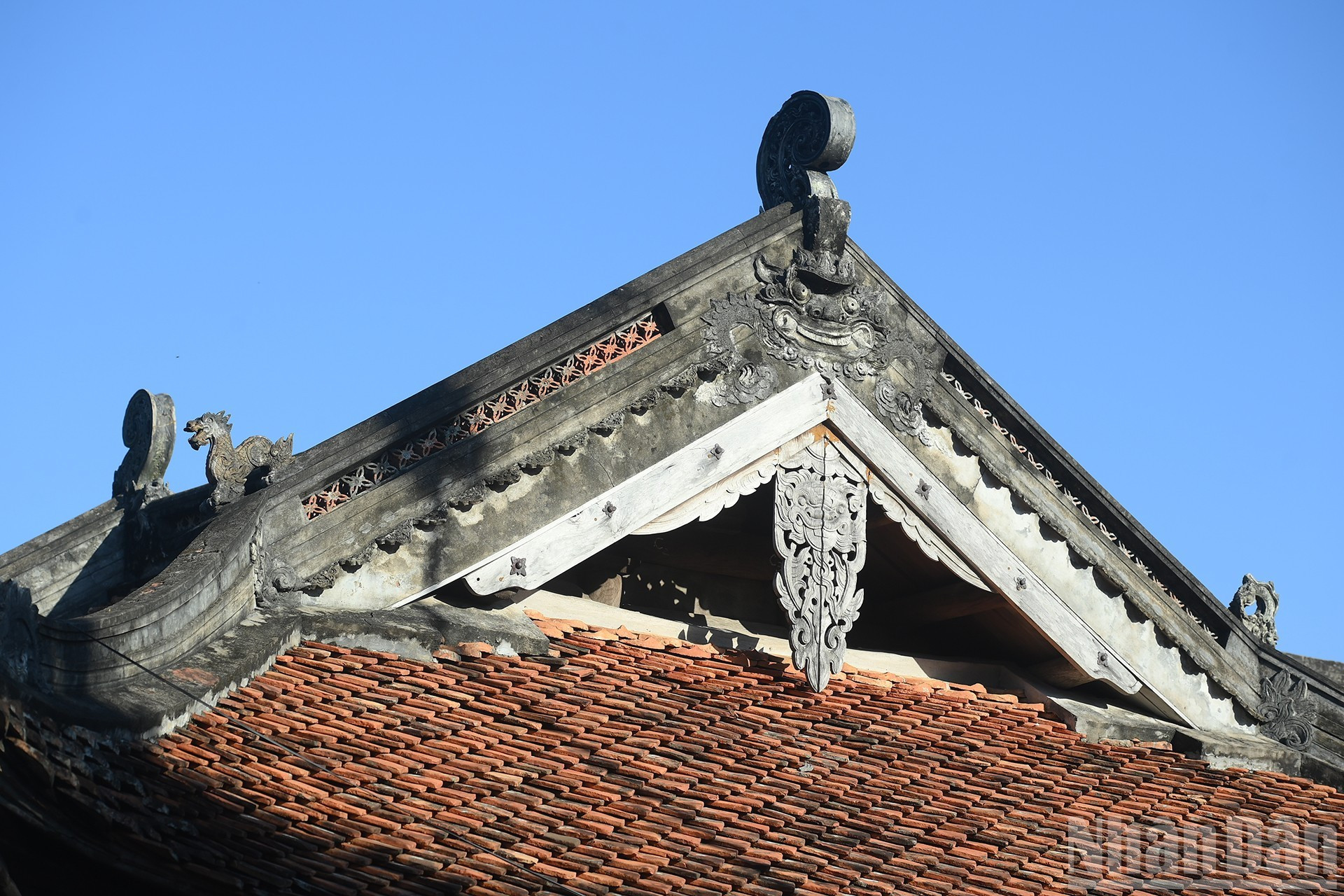 Los motivos tallados con gran delicadeza realzan su valor arquitectónico.