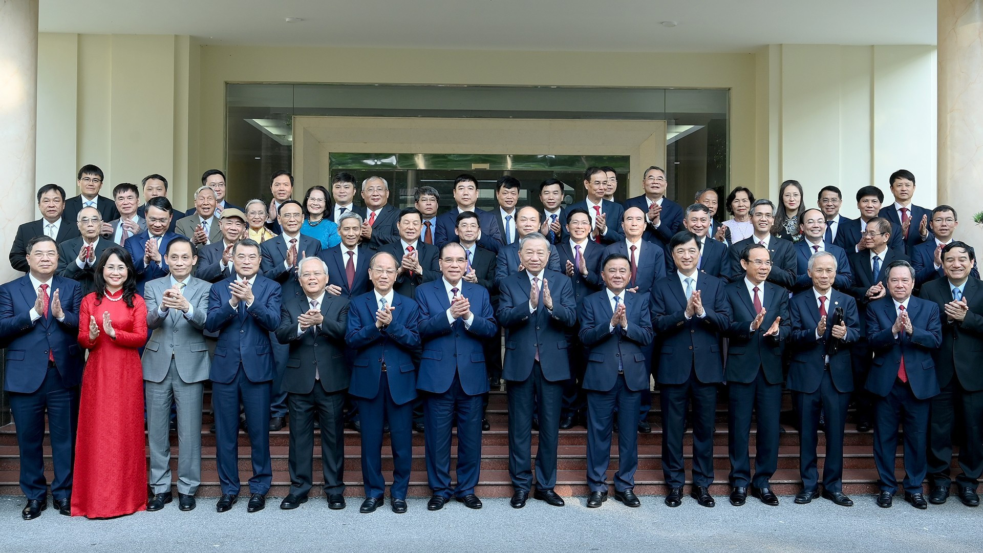 El secretario general del Partido Comunista de Vietnam (PCV), To Lam, junto con dirigentes y exlíderes del Partido y del Estado, asiste a la ceremonia conmemorativa por el 95º aniversario de la Oficina del Comité Central del Partido.