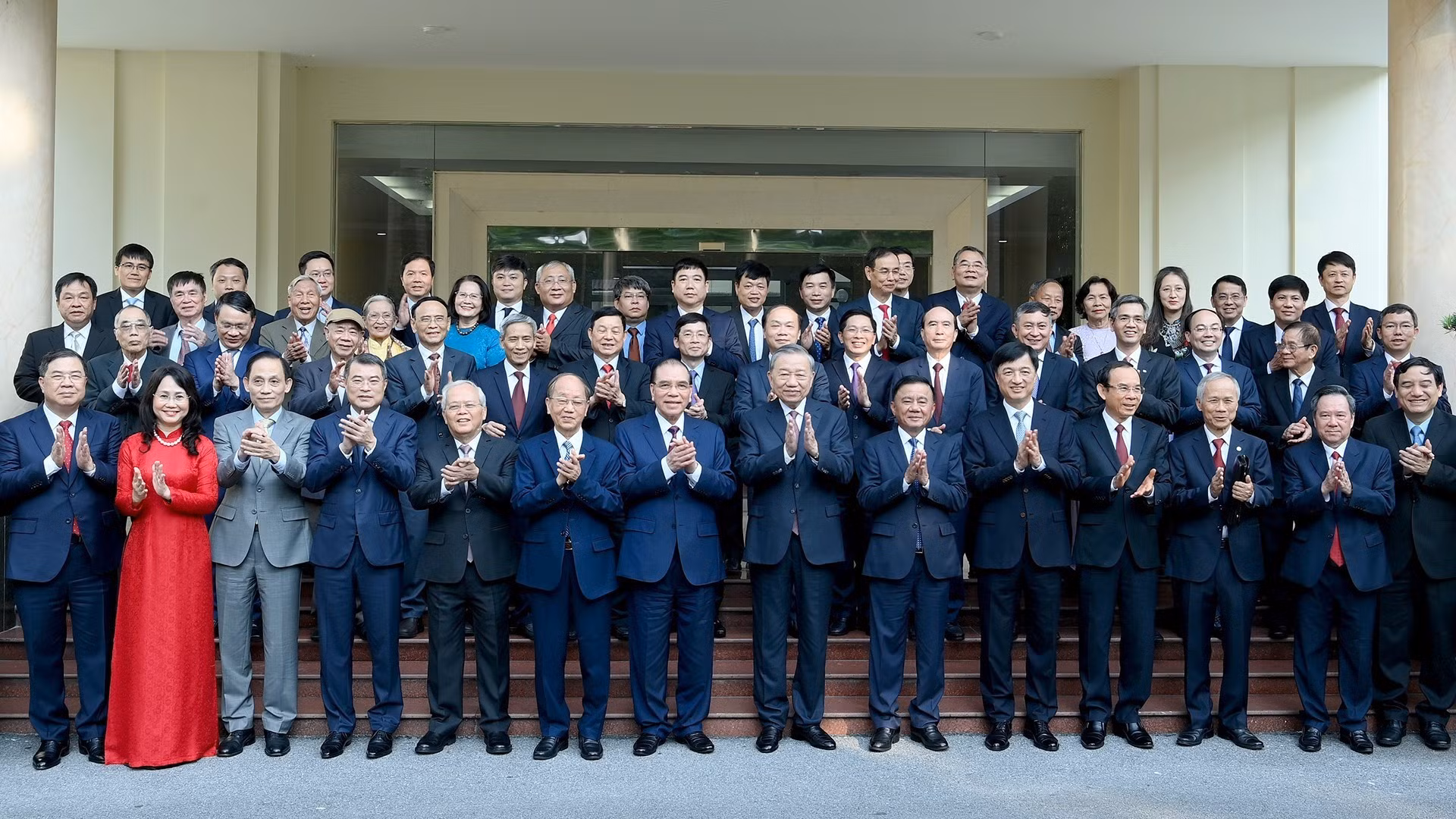 El secretario general del Partido Comunista de Vietnam (PCV), To Lam, junto con dirigentes y exlíderes del Partido y del Estado, asiste a la ceremonia conmemorativa por el 95º aniversario de la Oficina del Comité Central del Partido.