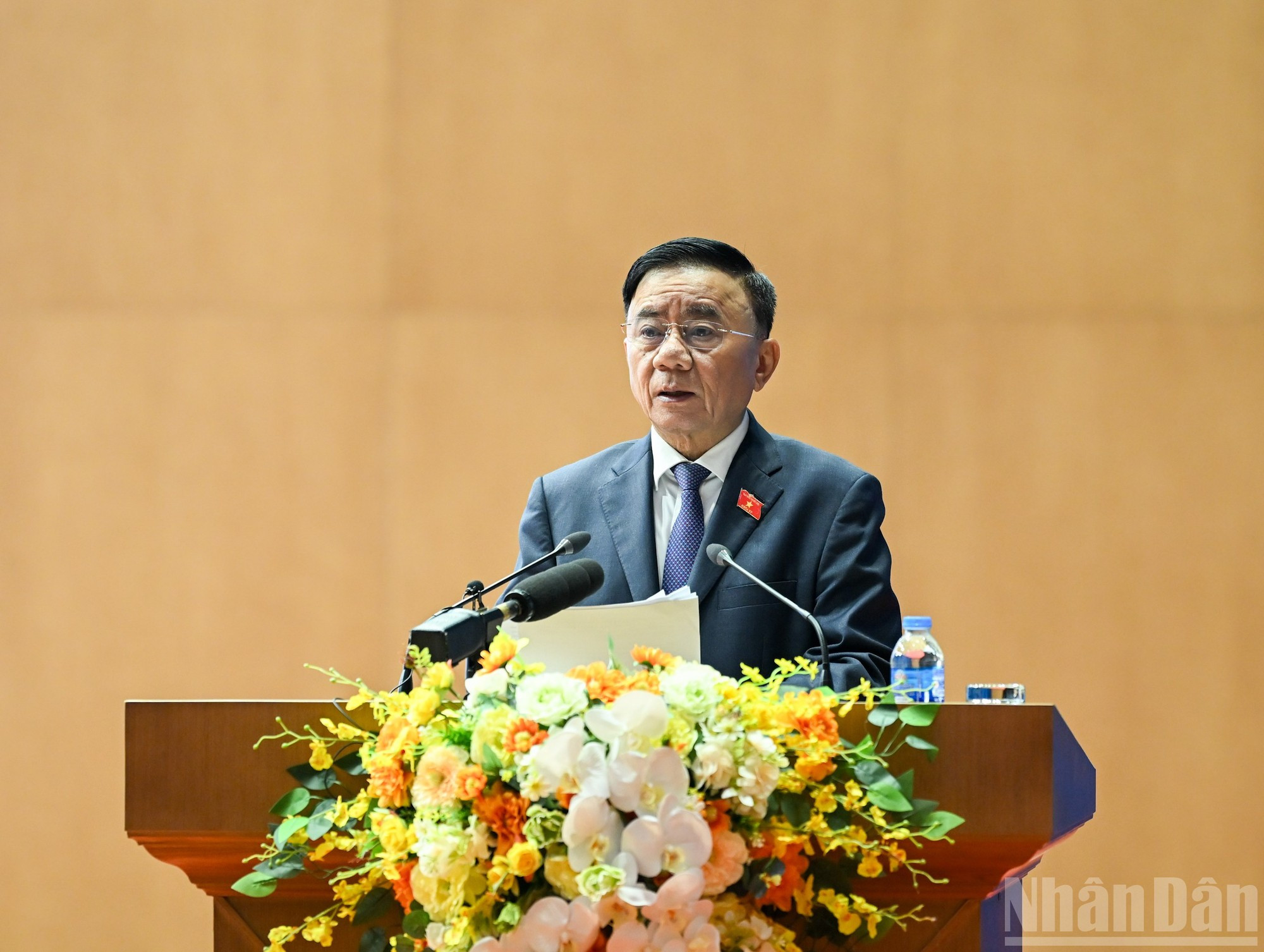 El miembro permanente del Secretariado del PCV, Tran Cam Tu, interviene en la conferencia.