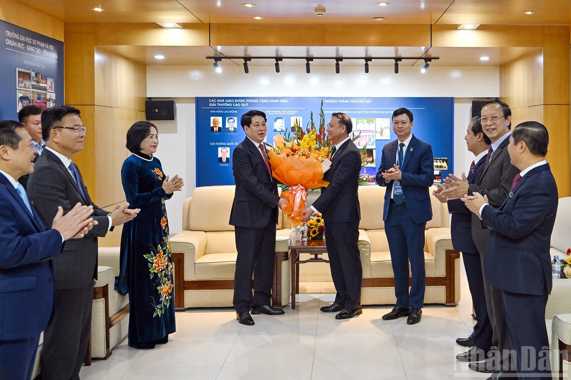 El jefe de Estado ofrece flores a la Universidad de Pedagogía de Hanói con motivo del Día del Maestro Vietnamita.