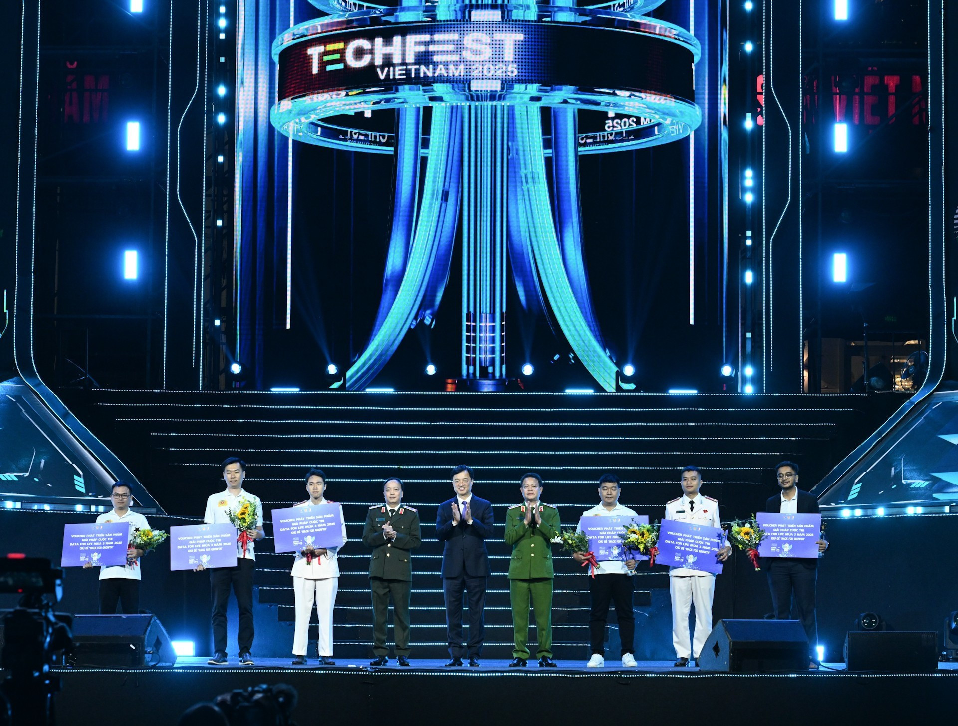 El secretario del Comité del Partido Comunista de Vietnam en Hanói, Nguyen Duy Ngoc, entrega medallas conmemorativas a los equipos ganadores del concurso Data for Life 2025.