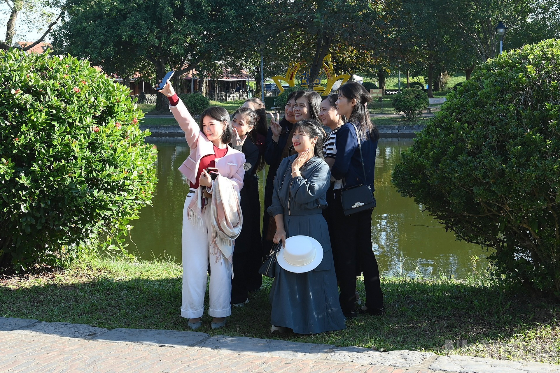 Turistas en el espacio verde de la pagoda.