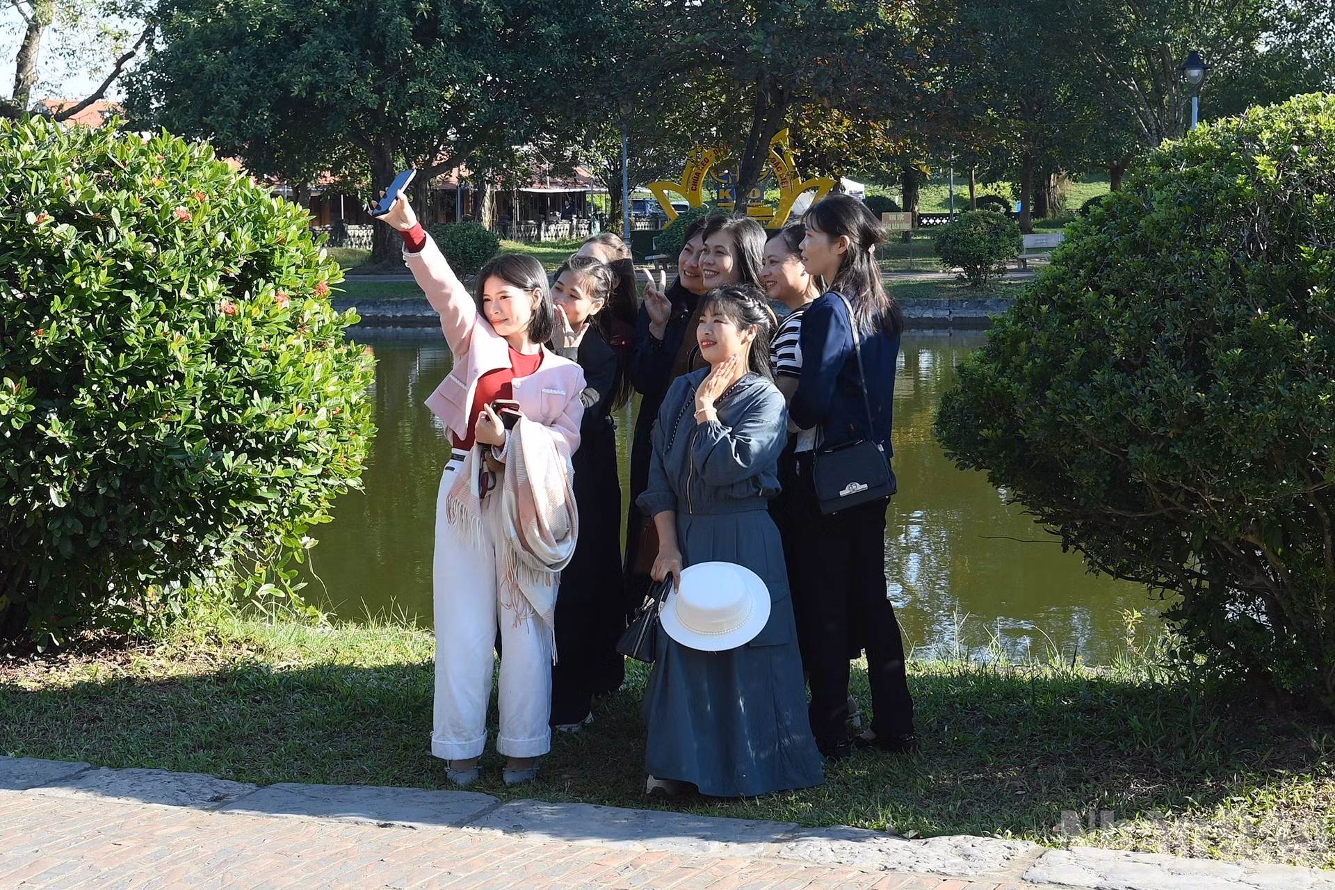Turistas en el espacio verde de la pagoda.