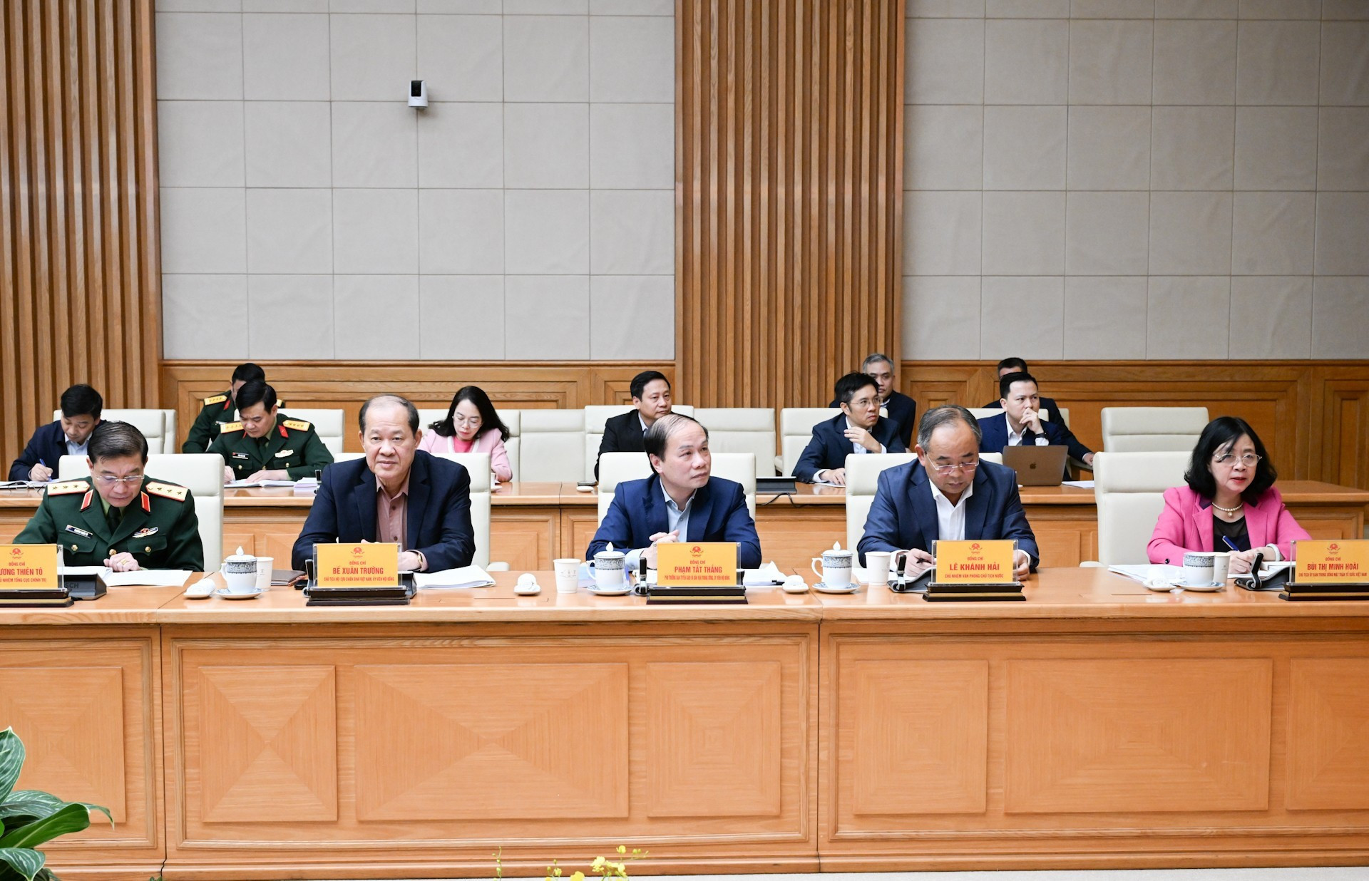 Los miembros del Consejo Central de Emulación y Recompensa asisten a la reunión.