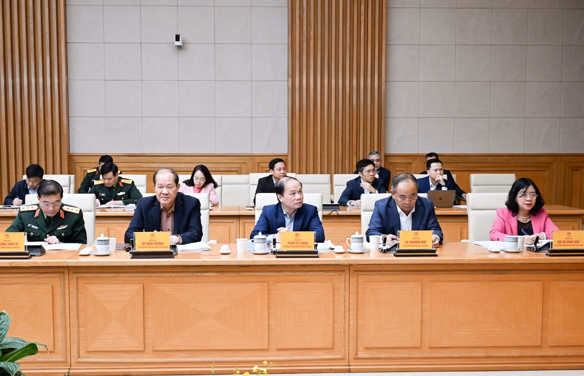 Los miembros del Consejo Central de Emulación y Recompensa asisten a la reunión.