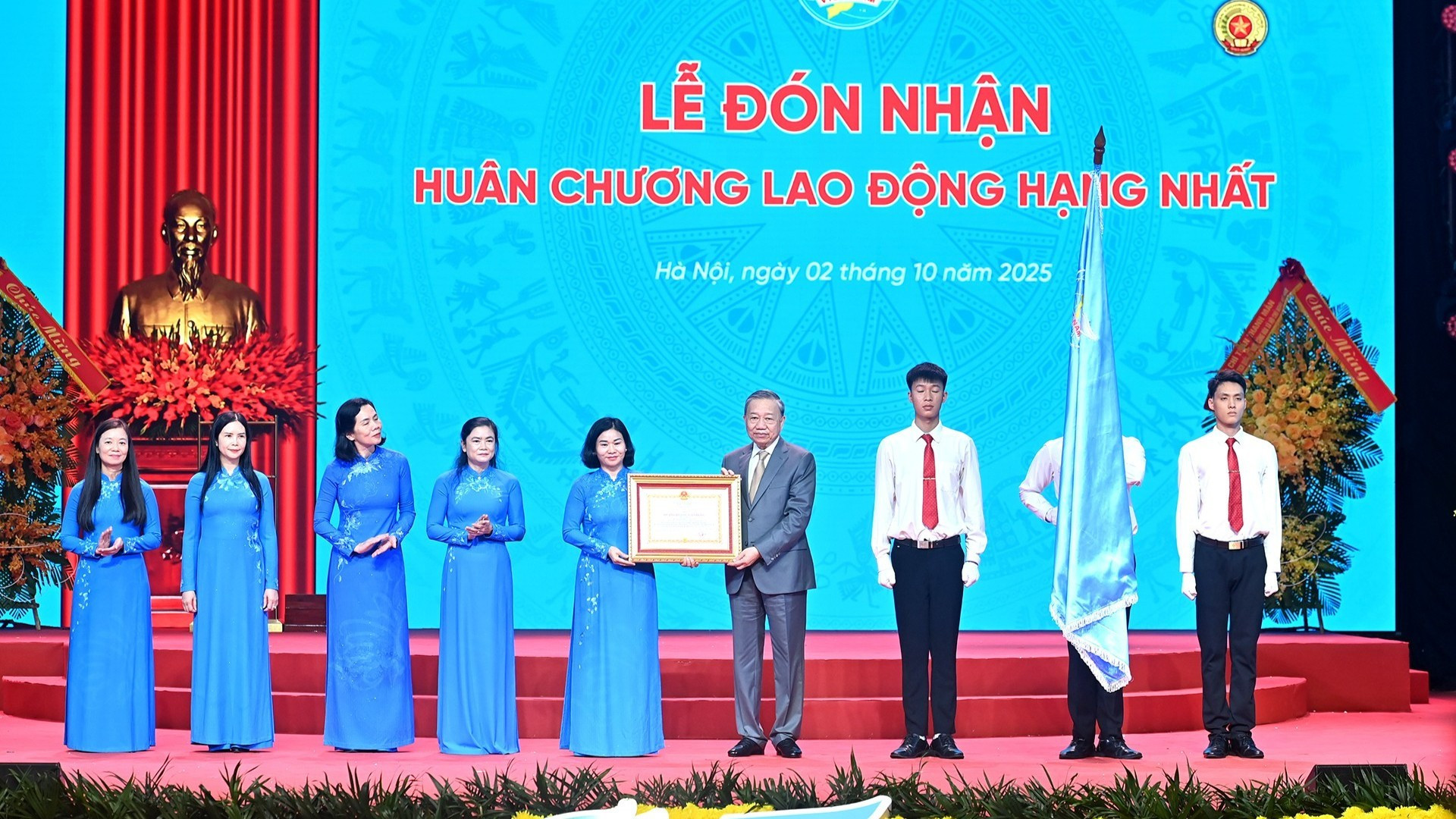 El secretario general del PCV, To Lam, entrega la Orden de Trabajo de primera clase a la Unión de Mujeres de Vietnam.
