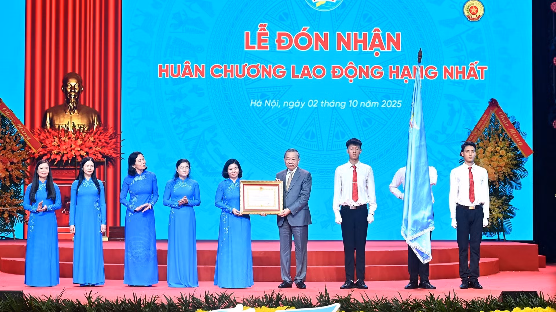 El secretario general del PCV, To Lam, entrega la Orden de Trabajo de primera clase a la Unión de Mujeres de Vietnam.