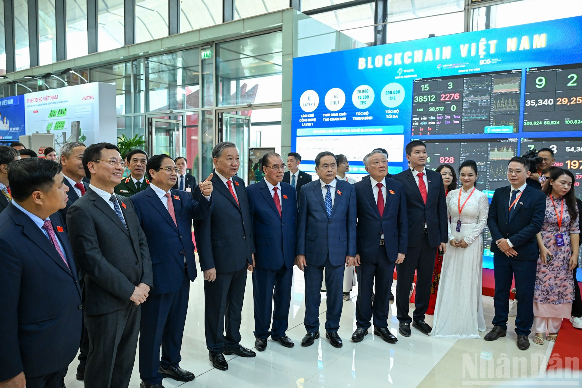 El secretario general del PCV, To Lam, y otros dirigentes del Partido y del Estado recorren la exposición.