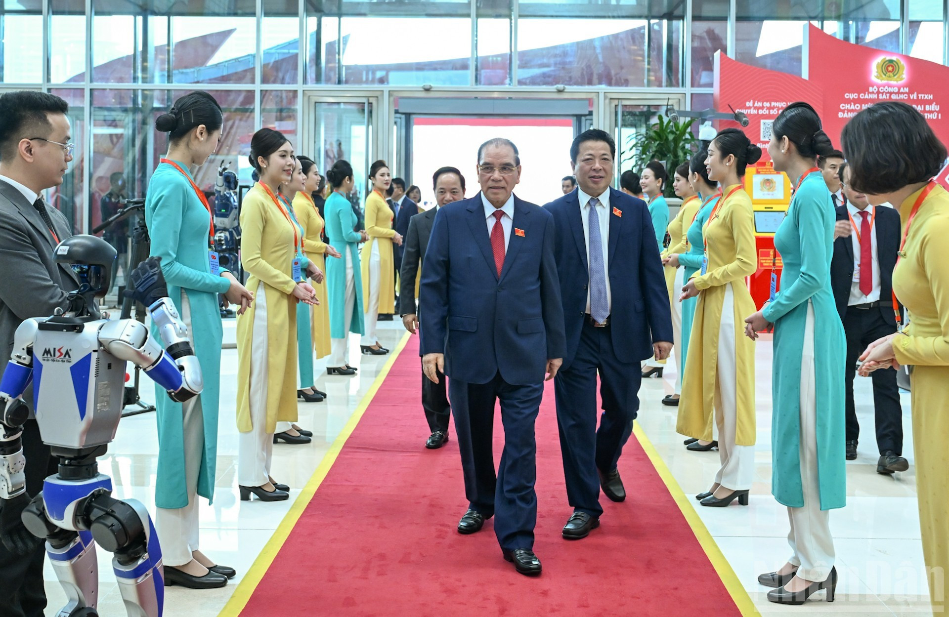 El exsecretario general del PCV, Nong Duc Manh, asiste al evento.