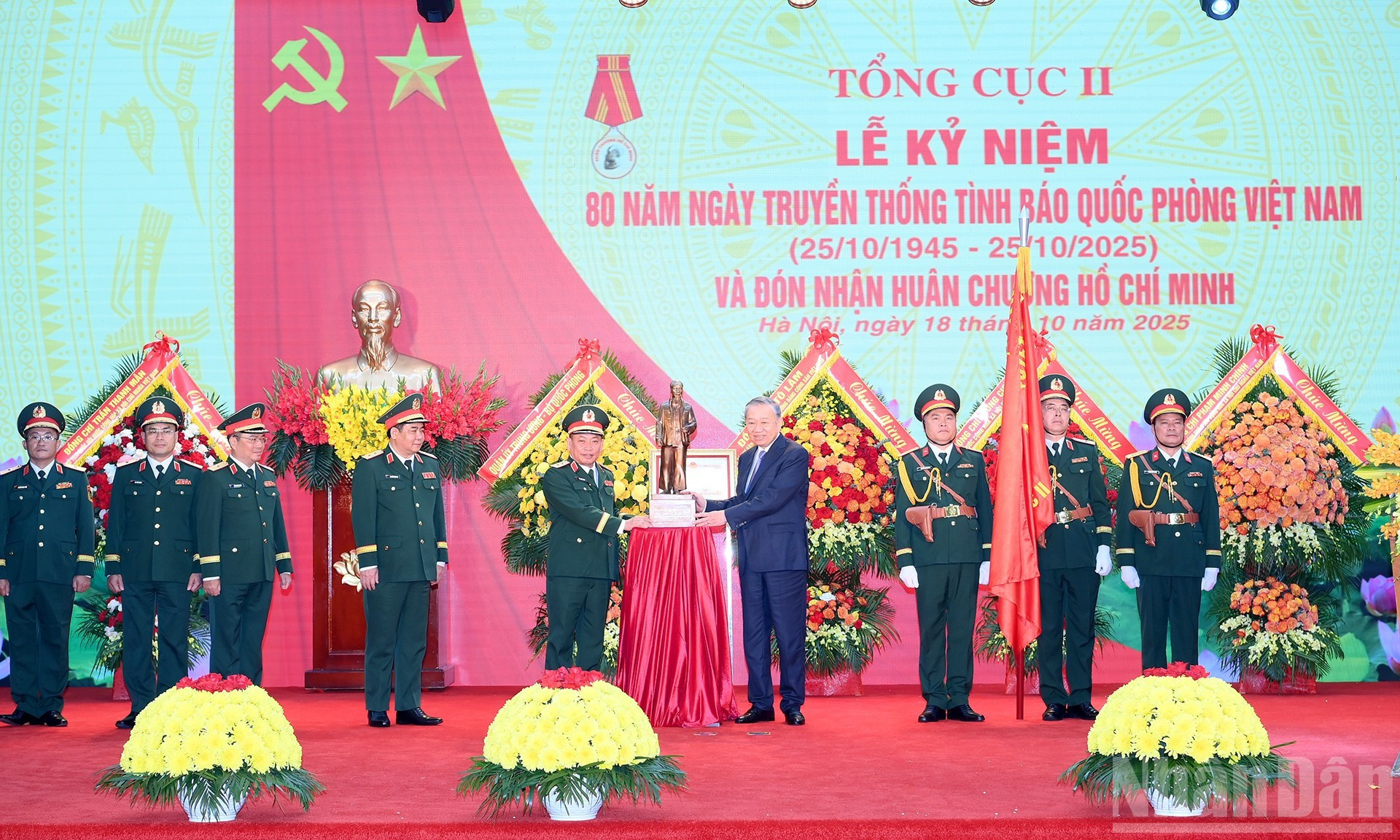El líder partidista obsequia una estatua del Presidente Ho Chi Minh al Departamento General II del Ministerio de Defensa. El líder partidista obsequia una estatua del Presidente Ho Chi Minh al Departamento General II del Ministerio de Defensa.