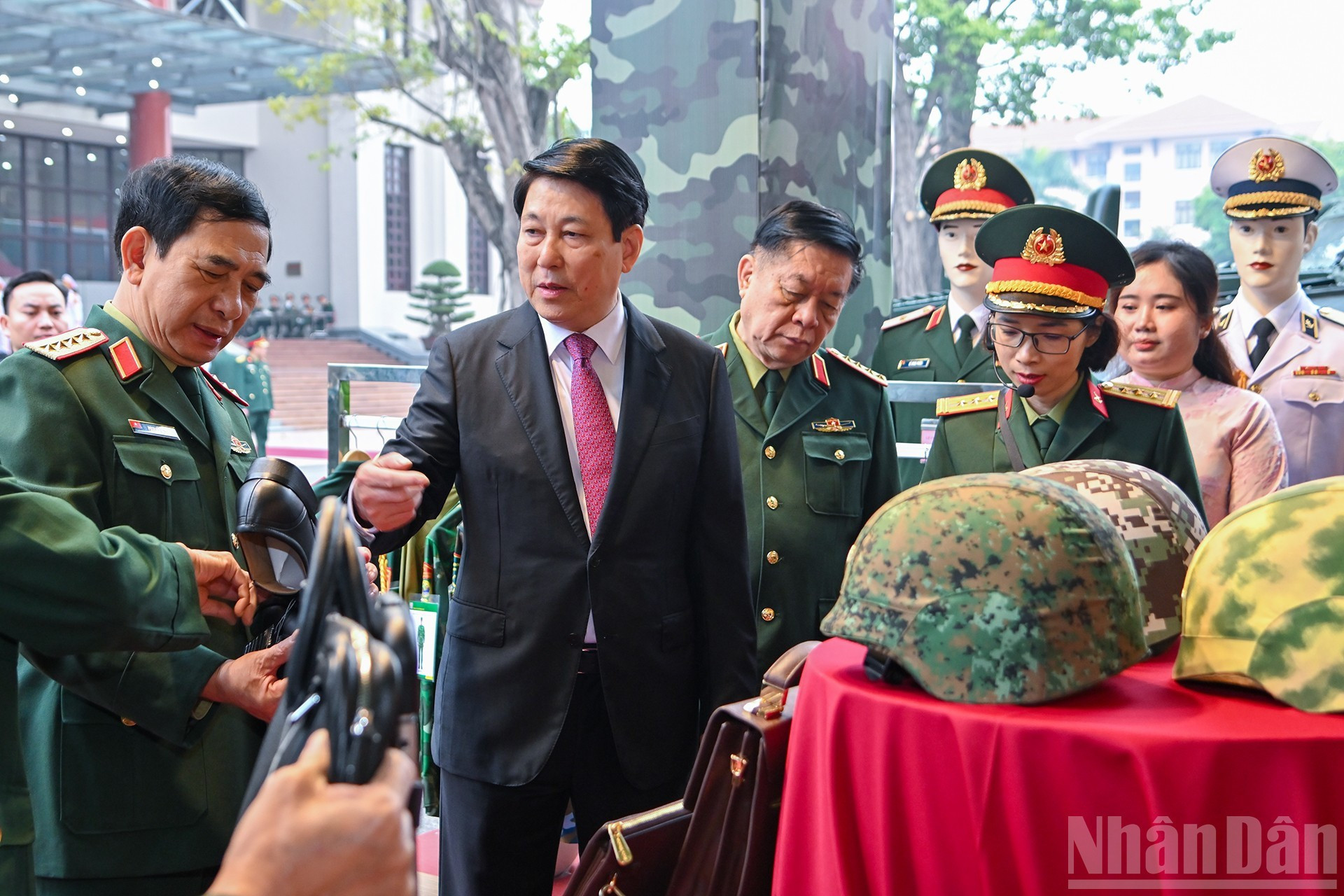 El presidente Luong Cuong y los delegados visitan la exposición en el evento.