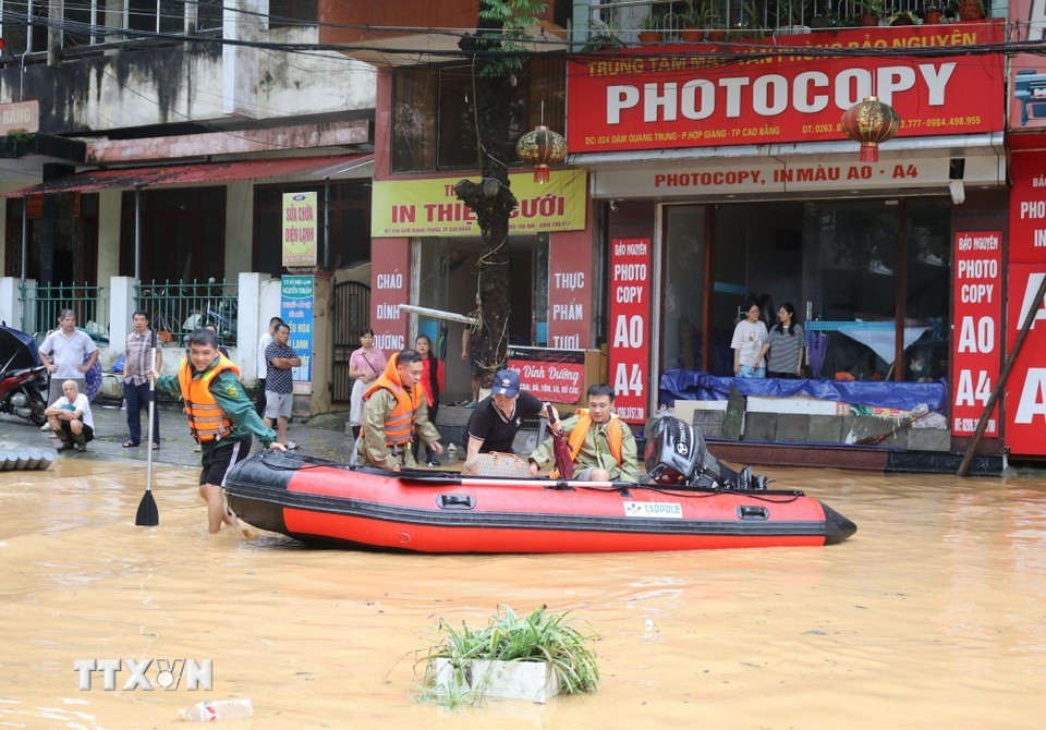 Las fuerzas militares de la provincia de Cao Bang ayudan a los pobladores a trasladar sus bienes. (Foto: VNA) Las fuerzas militares de la provincia de Cao Bang ayudan a los pobladores a trasladar sus bienes. (Foto: VNA)