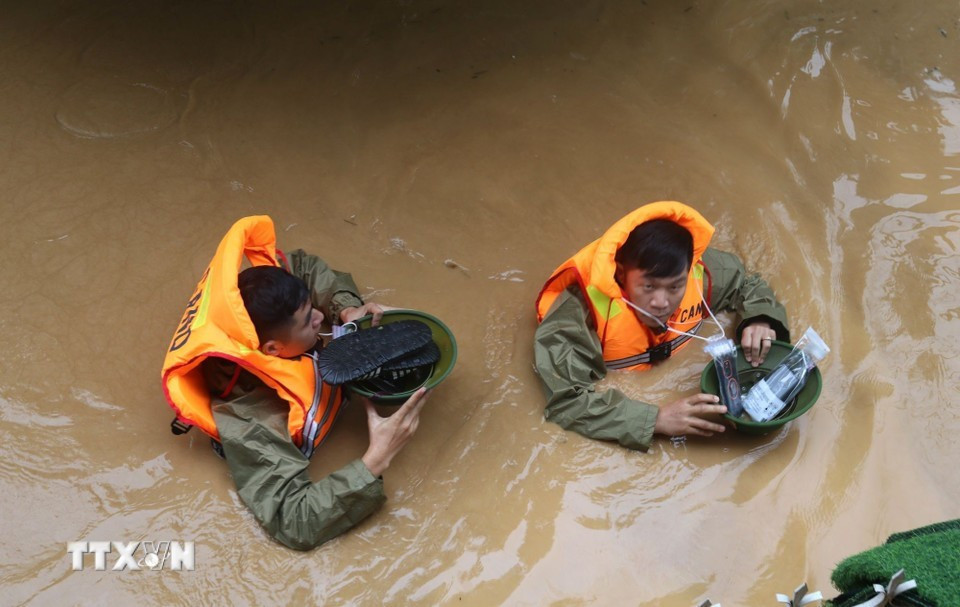 Las fuerzas militares de la provincia de Cao Bang ayudan a los pobladores a trasladar sus bienes. (Foto: VNA) Las fuerzas militares de la provincia de Cao Bang ayudan a los pobladores a trasladar sus bienes. (Foto: VNA)