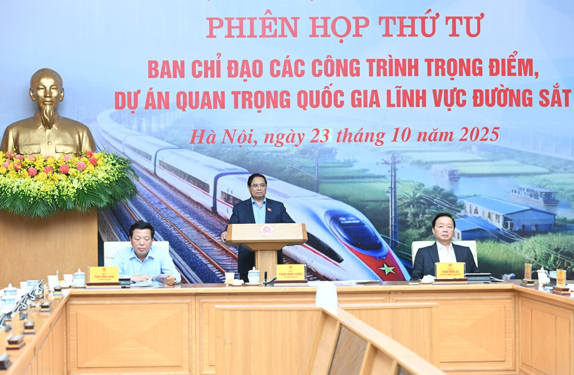 El primer ministro Pham Minh Chinh preside la cuarta reunión en formato virtual del Comité Directivo para Obras Clave y Proyectos Nacionales Importantes en el sector ferroviario. 