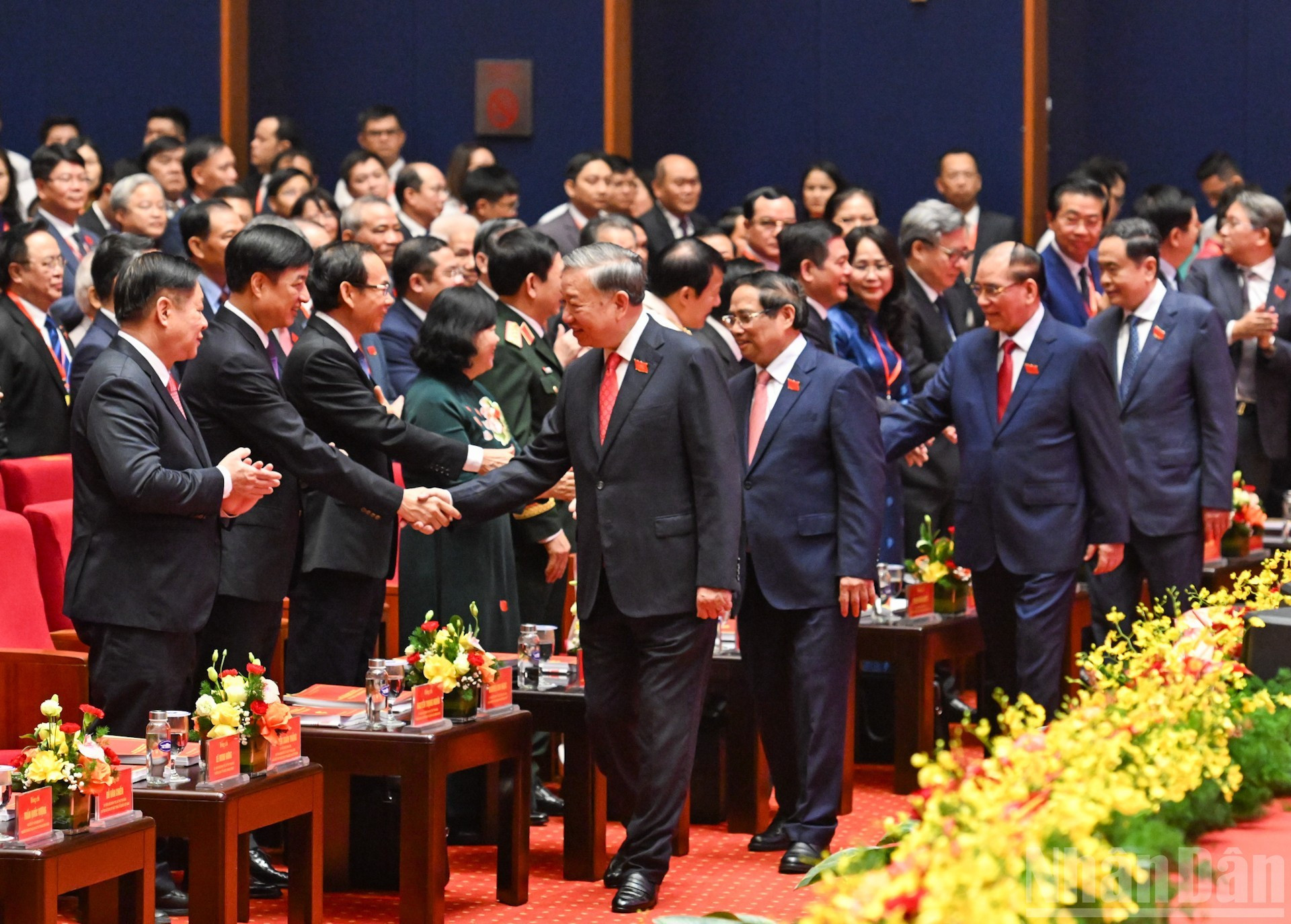 El secretario general del PCV, To Lam, junto con dirigentes y exlíderes del Partido y del Estado, y los delegados en el evento.