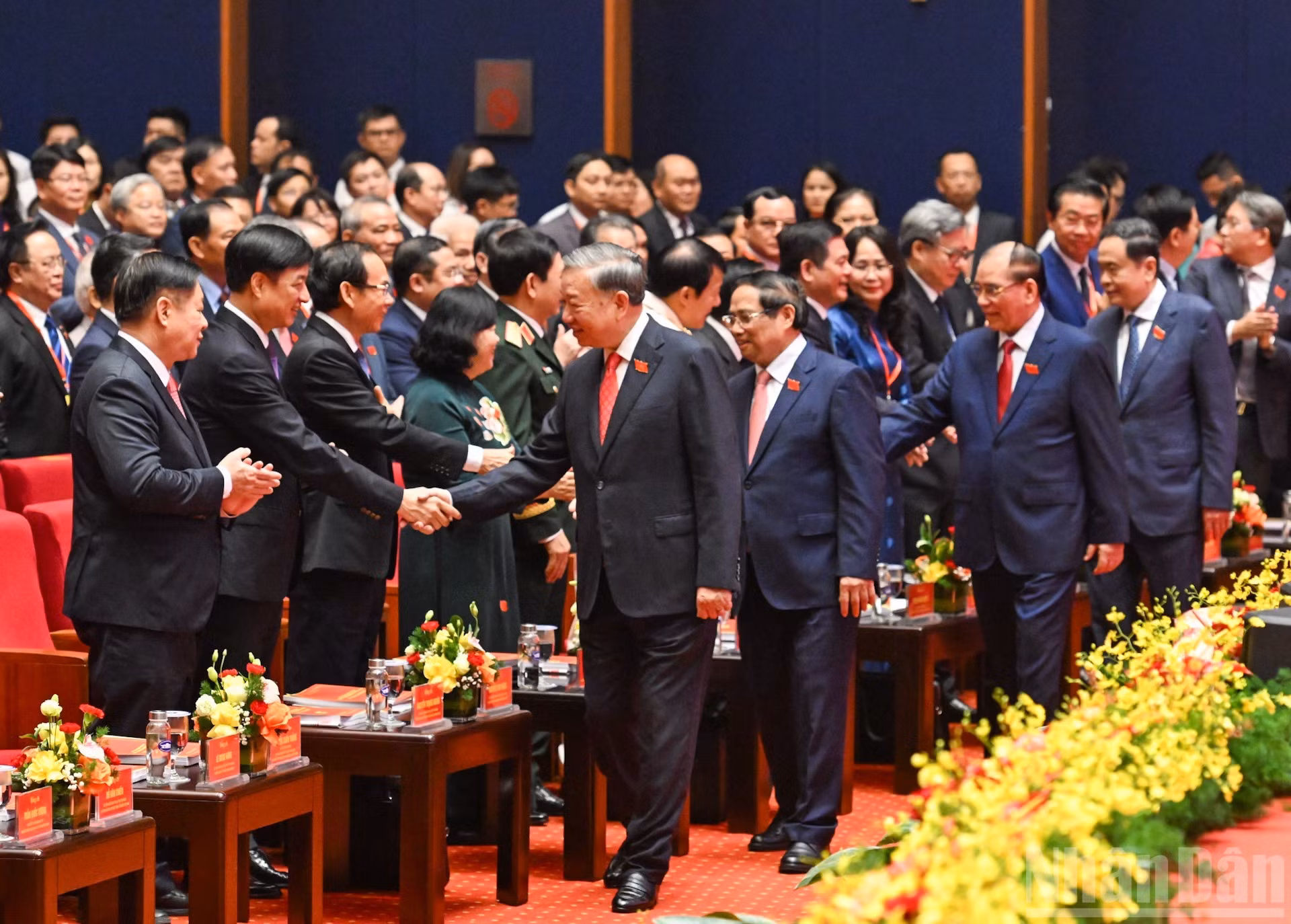 El secretario general del PCV, To Lam, junto con dirigentes y exlíderes del Partido y del Estado, y los delegados en el evento.