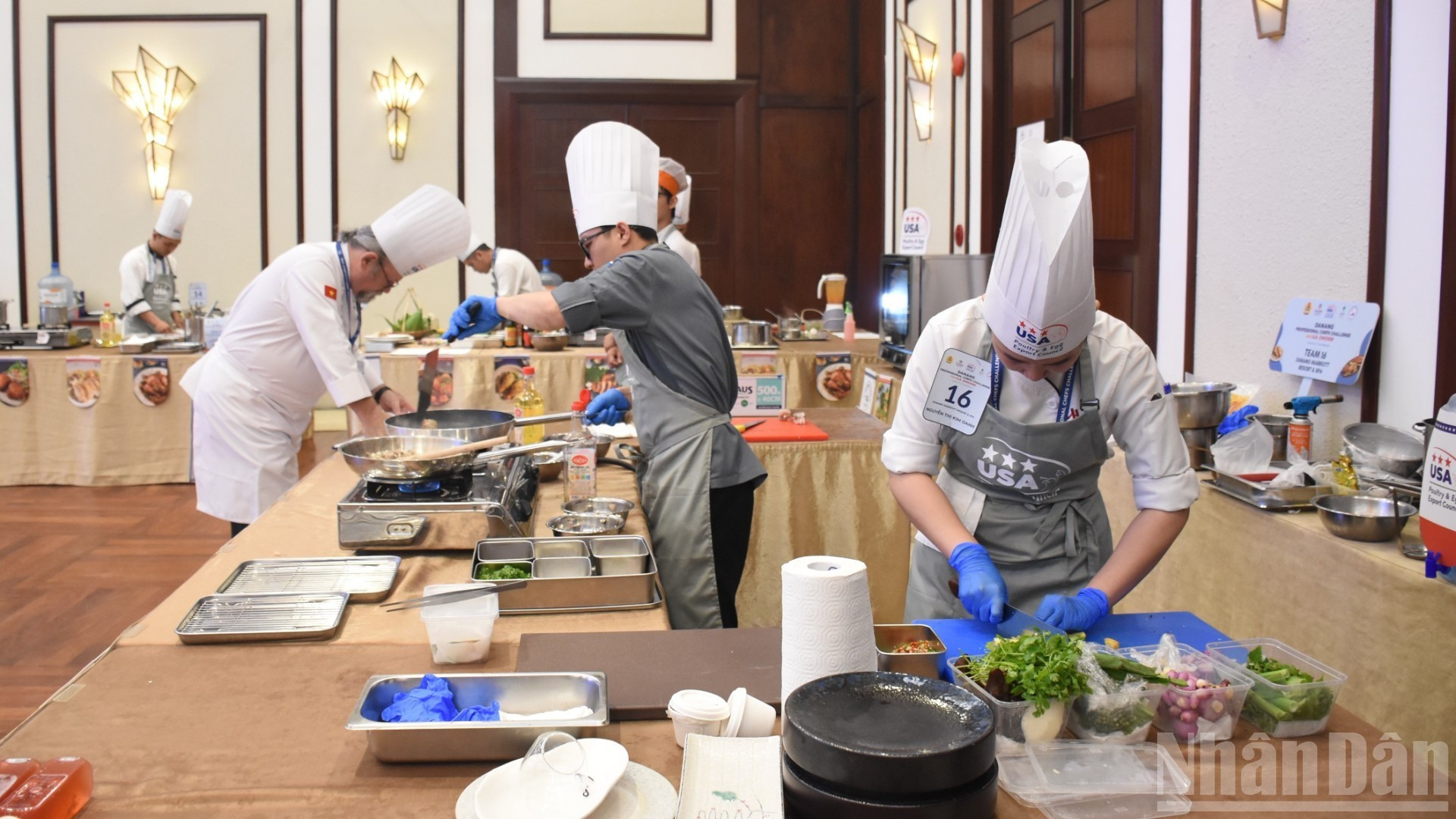 El ingrediente principal es el pollo, y cada equipo diseña su plato según los criterios del concurso.