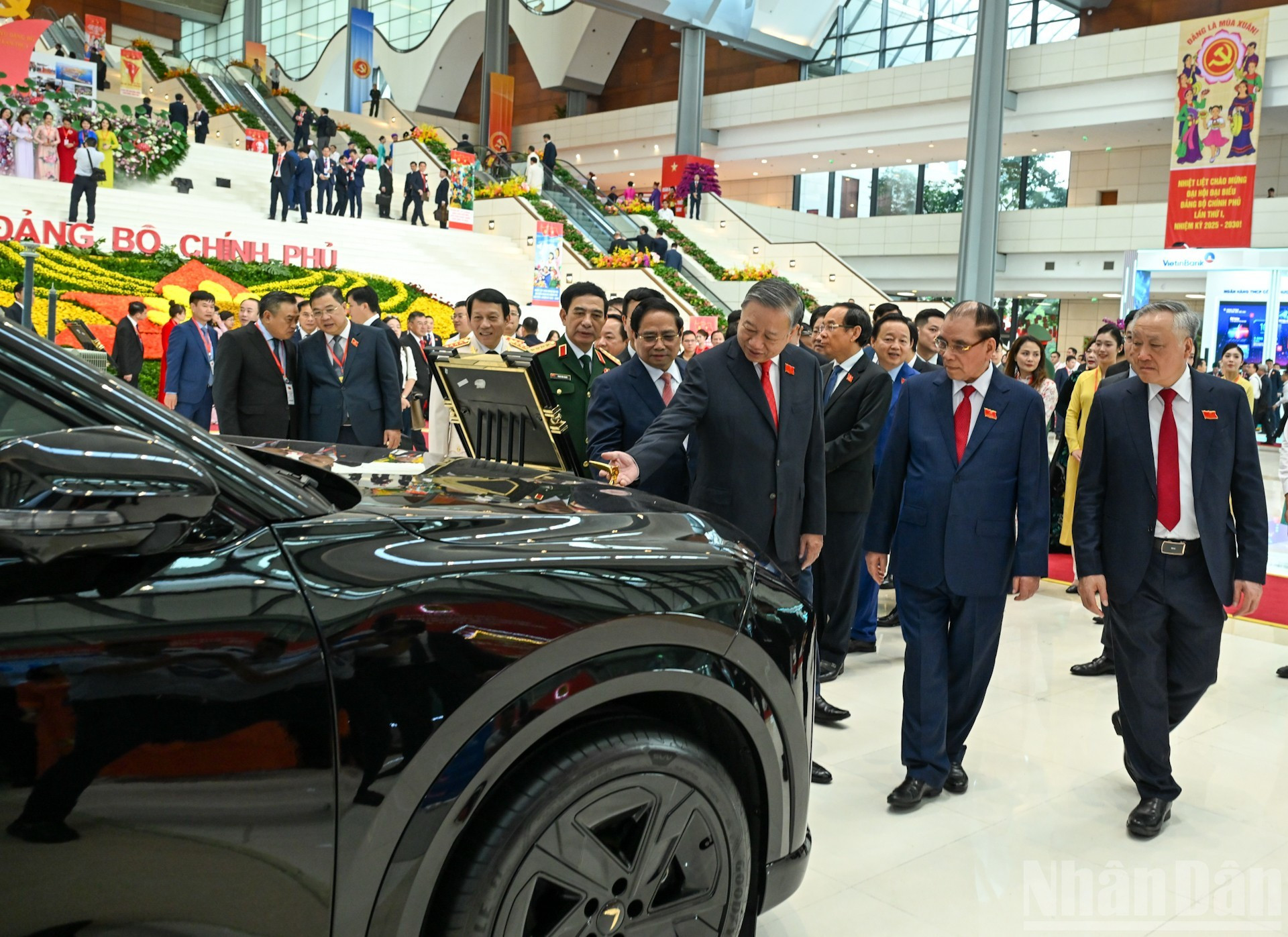 El secretario general del PCV, To Lam, y otros dirigentes del Partido y del Estado recorren la exposición.