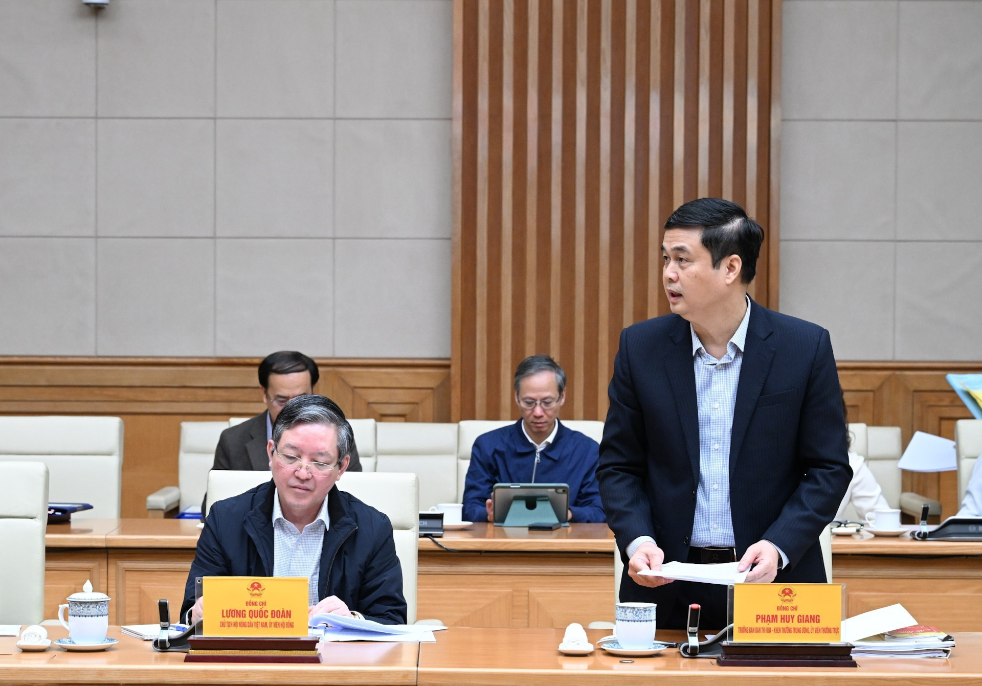 El jefe del Departamento de Emulación y Recompensa, Pham Huy Giang, interviene en la cita.