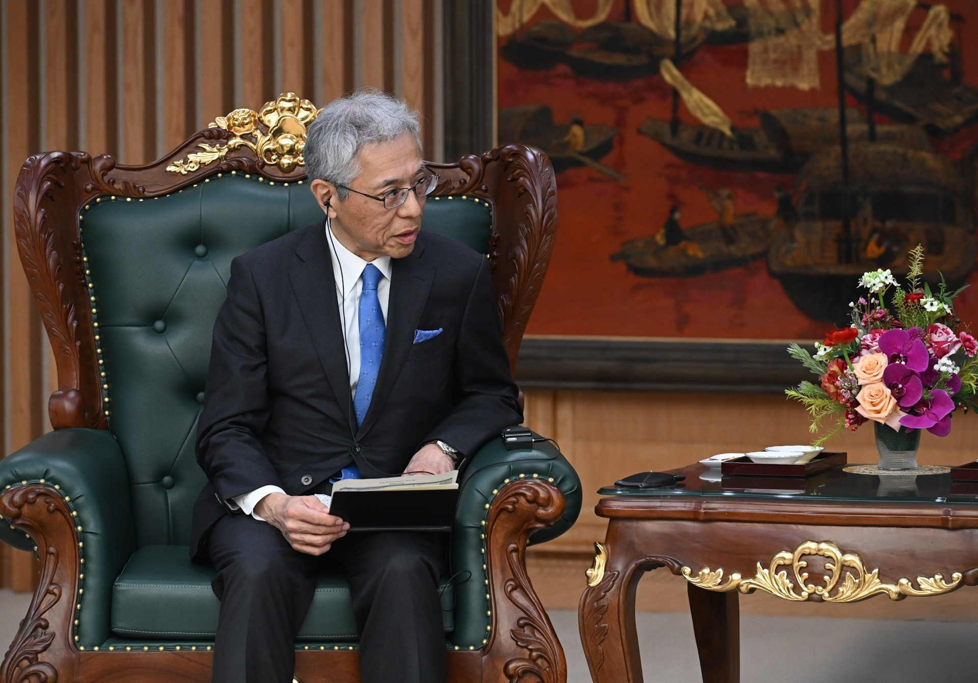 Hori Kenichi, presidente y director general ejecutivo del grupo Mitsui, hace uso de la palabra en el encuentro.