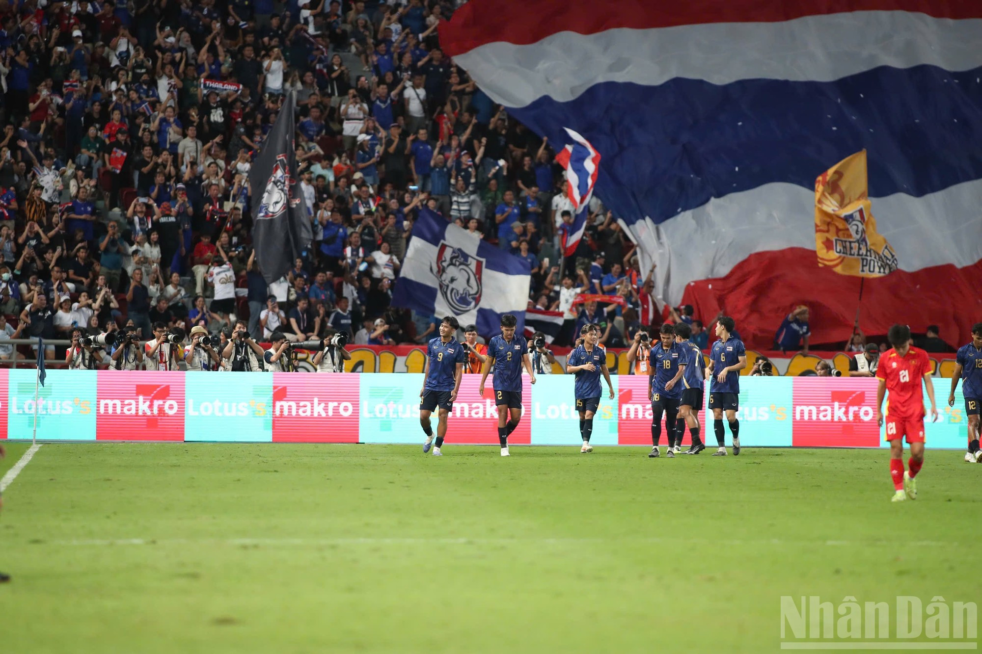 Posteriormente, tras una rápida acción de contraataque, Seksan Ratree encuentra espacio suficiente para conducir el balón y rematar desde fuera del área, anotando el segundo gol para la Sub-22 de Tailandia.