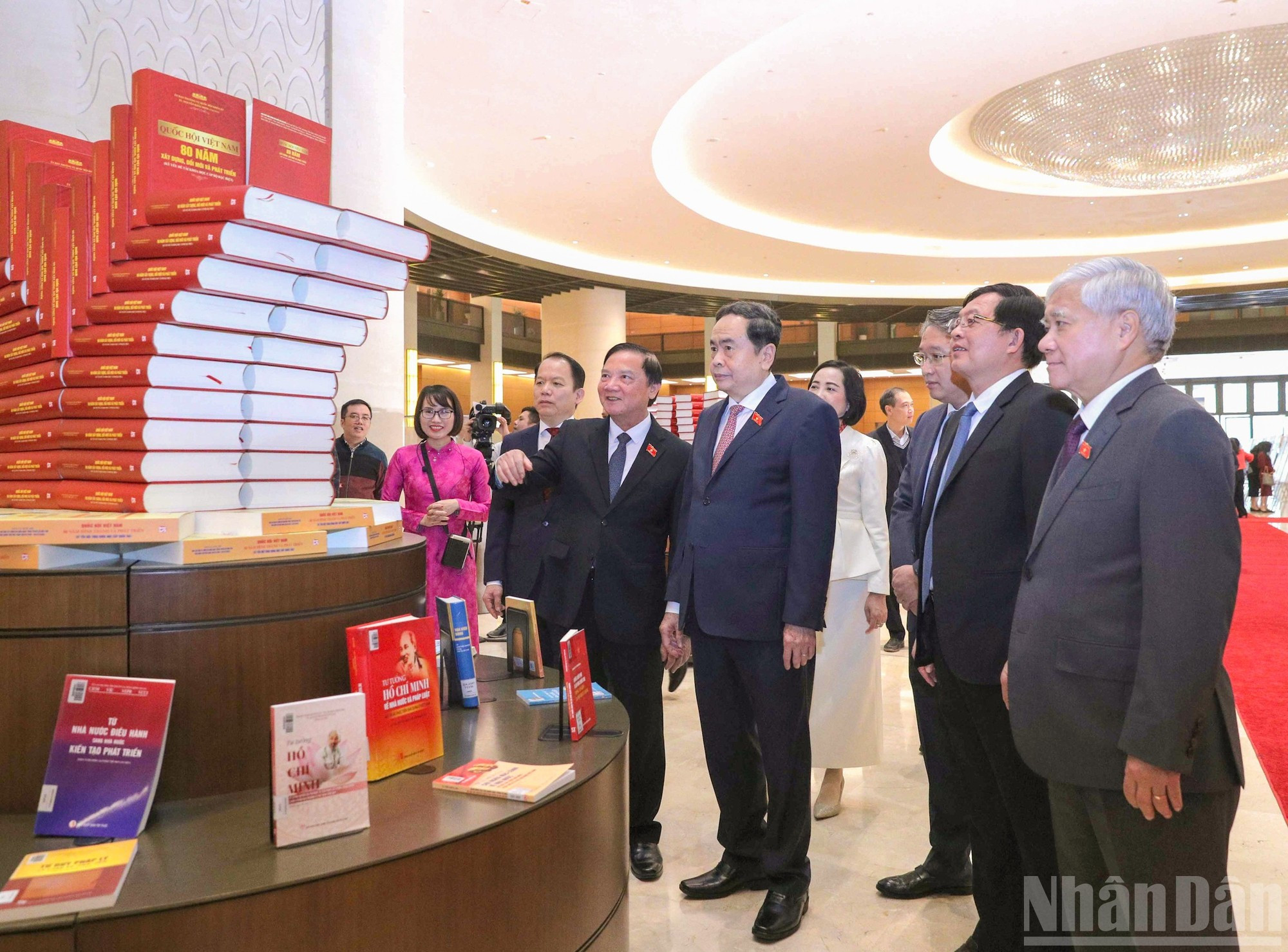 El presidente de la ANV, Tran Thanh Man, y los delegados visitan la exposición “Asamblea Nacional de Vietnam: Proceso de construcción y perfeccionamiento del sistema jurídico”.