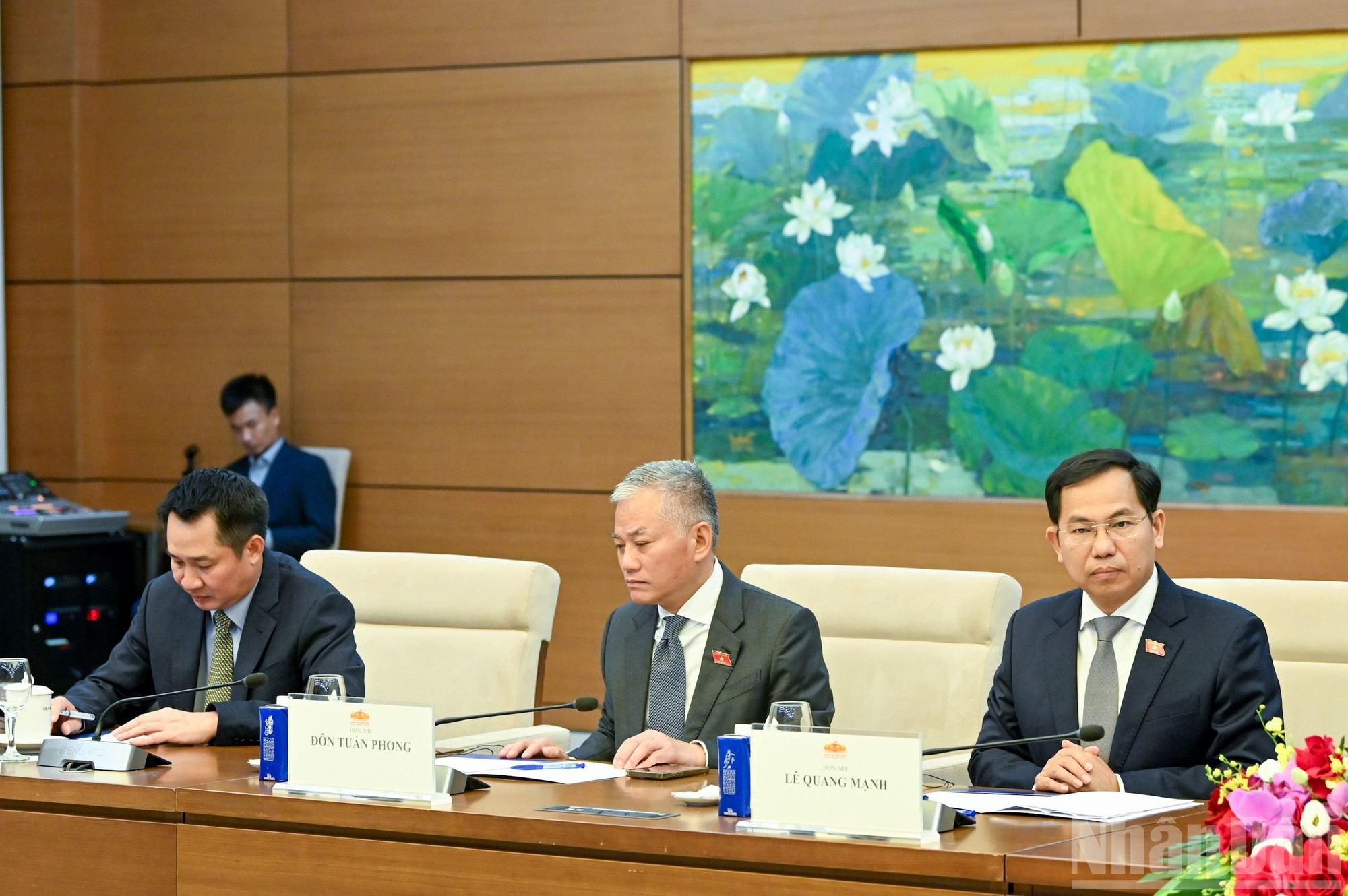 Los diputados vietnamitas al encuentro. Los diputados vietnamitas al encuentro.