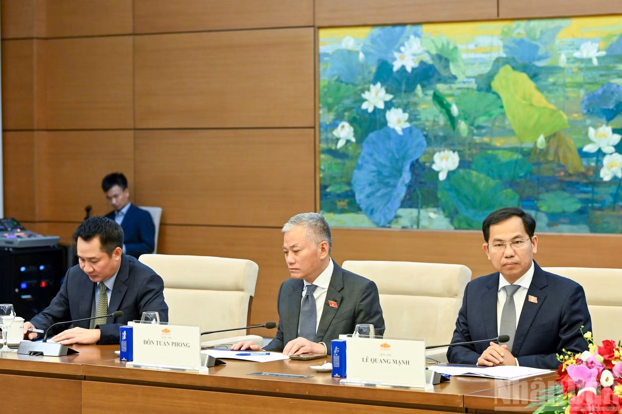 Los diputados vietnamitas al encuentro.