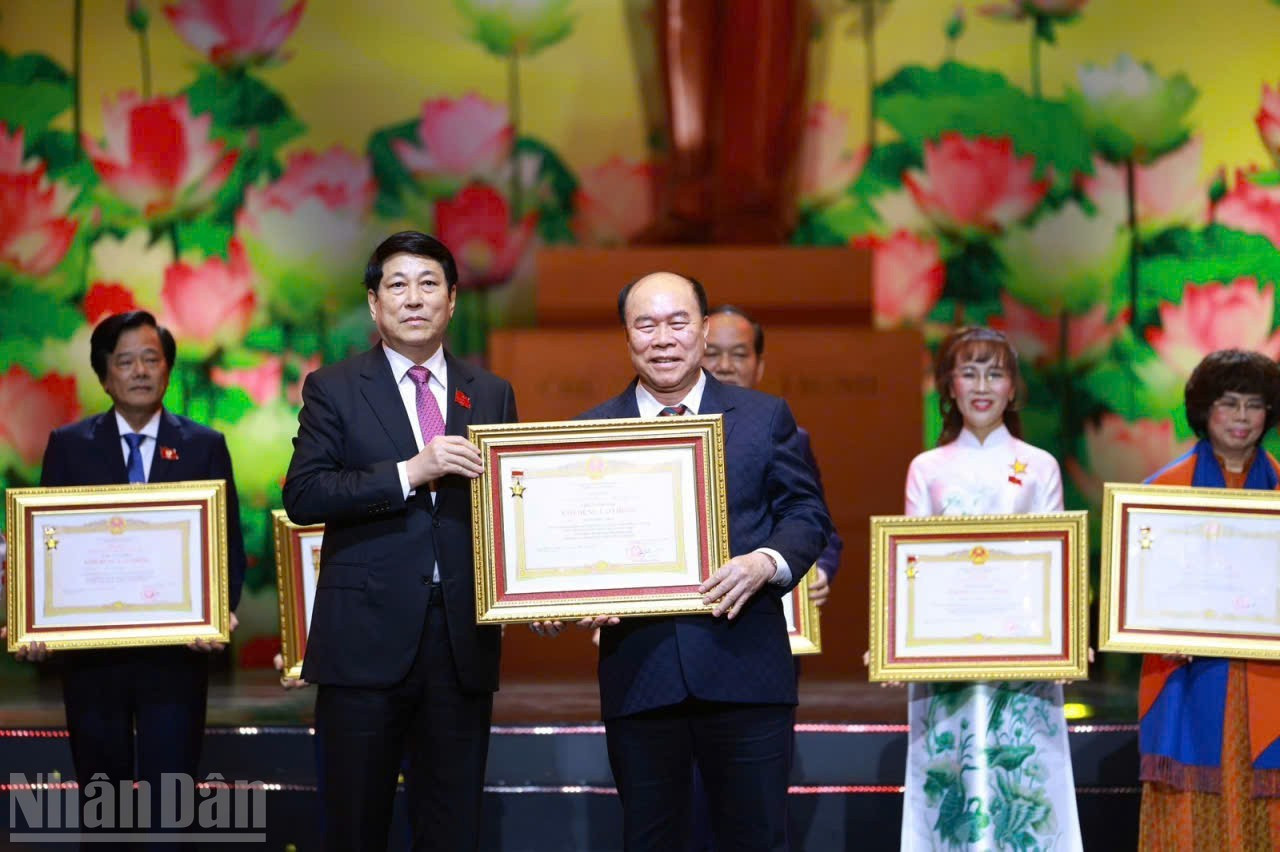 El presidente Luong Cuong entrega el título de Héroe del Trabajo a colectivos e individuos.