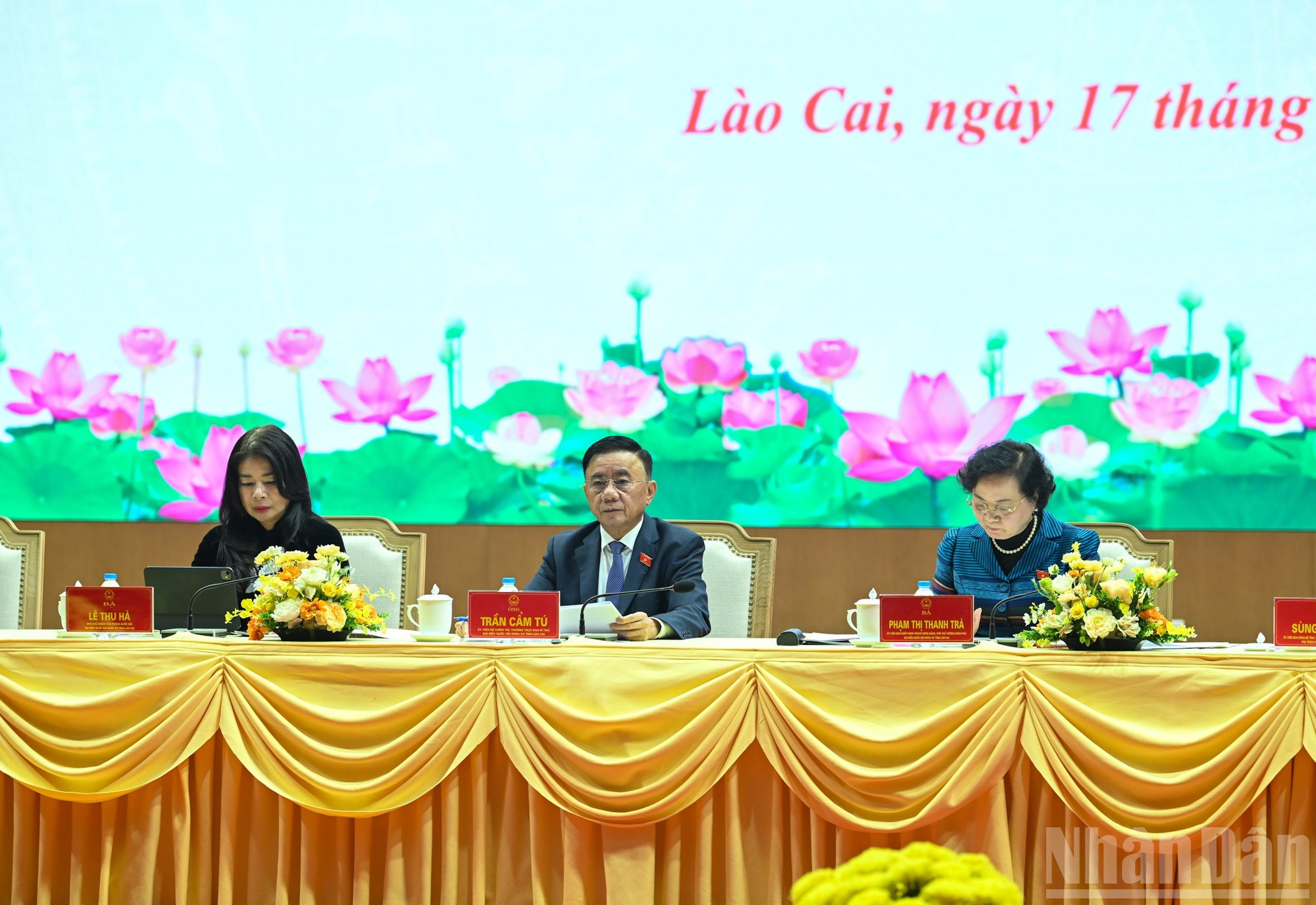 El miembro permanente del Secretariado del PCV, Tran Cam Tu, junto con la delegación de la Asamblea Nacional de Lao Cai escuchan las opiniones de los votantes.