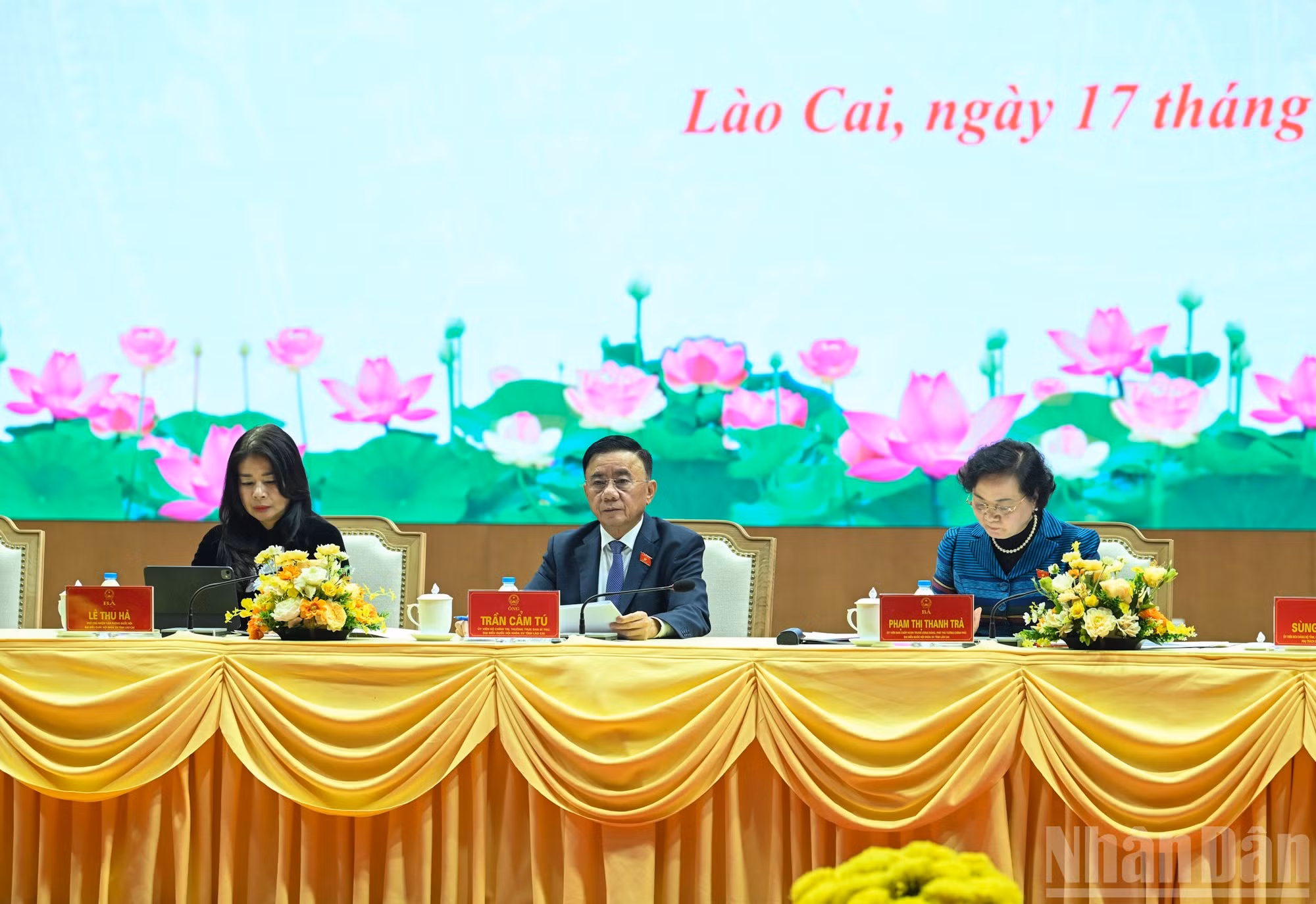 El miembro permanente del Secretariado del PCV, Tran Cam Tu, junto con la delegación de la Asamblea Nacional de Lao Cai escuchan las opiniones de los votantes.