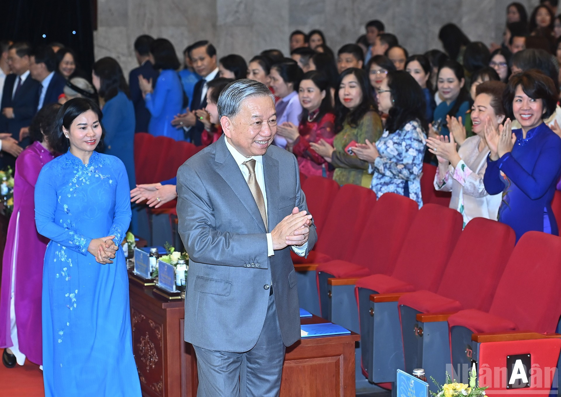 El secretario general del PCV, To Lam, asiste a la ceremonia por el 95º aniversario de la fundación de la Unión de Mujeres de Vietnam. El secretario general del PCV, To Lam, asiste a la ceremonia por el 95º aniversario de la fundación de la Unión de Mujeres de Vietnam.