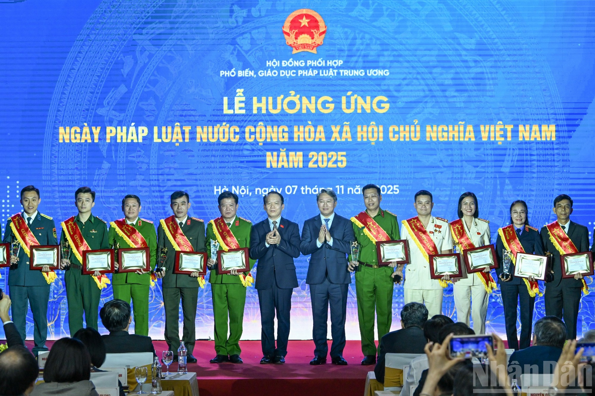 El ministro de Justicia, Nguyen Hai Ninh, y el presidente de la Comisión de Asuntos Jurídicos de la AN, Hoang Thanh Tung, entregan símbolos honoríficos en reconocimiento a los ejemplos destacados en la observancia de la ley en su tercera edición. (Foto: DUY LINH)