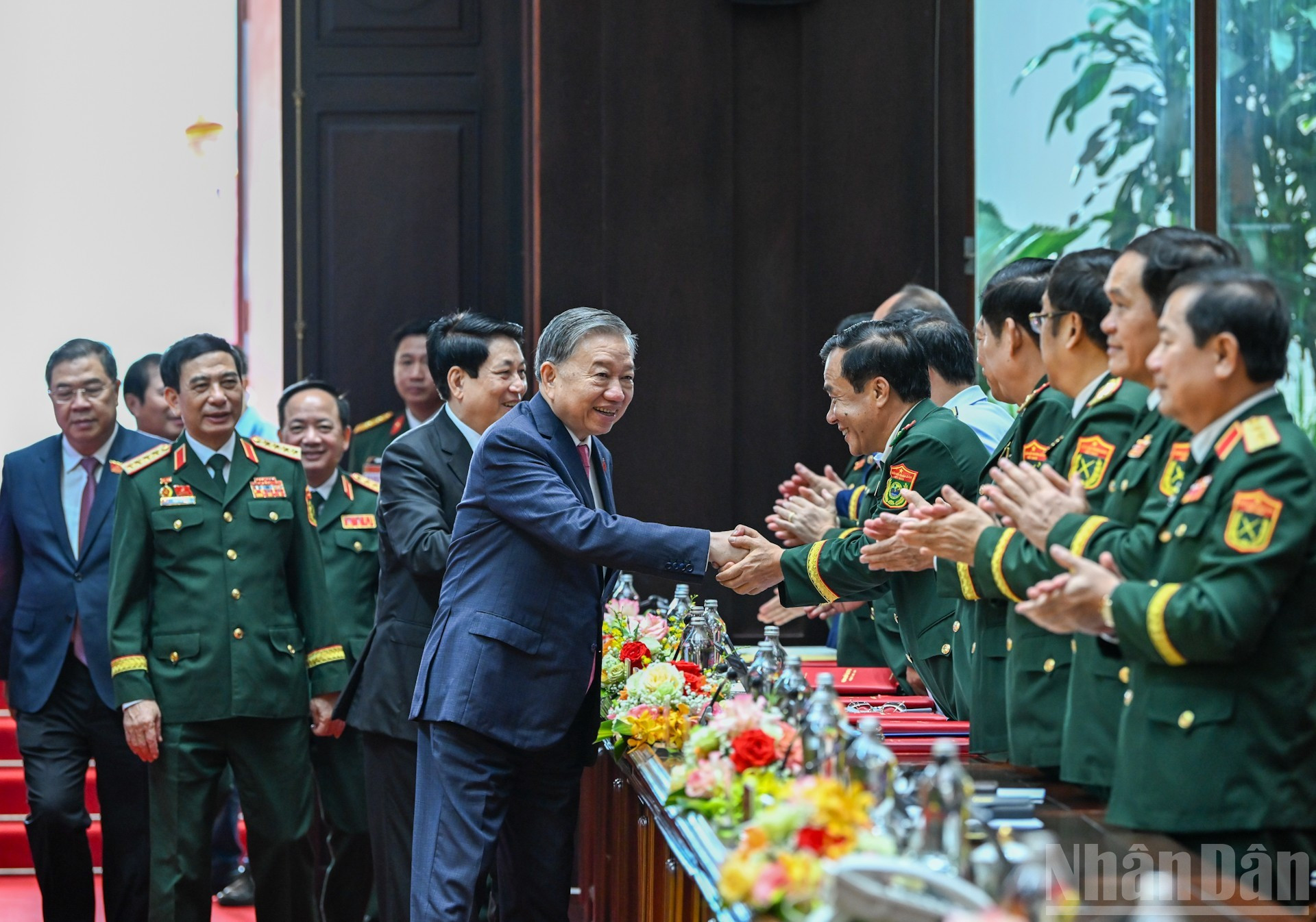 El secretario general del PCV y secretario de la Comisión Militar Central, To Lam, y el presidente Luong Cuong, junto con los delegados a la cita. El secretario general del PCV y secretario de la Comisión Militar Central, To Lam, y el presidente Luong Cuong, junto con los delegados a la cita.