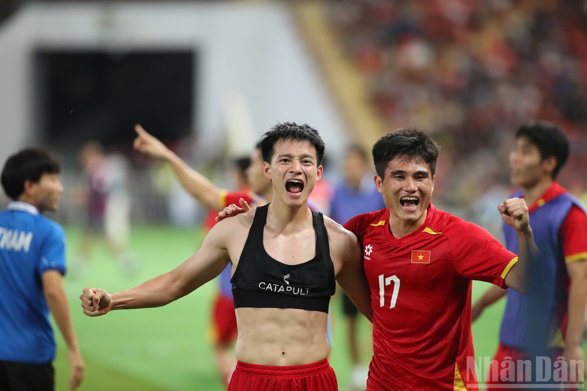 El punto de inflexión del partido llega en la prórroga. En el minuto 96, una combinación de los suplentes da como resultado que Nguyen Thai Son asistiera a Le Van Thuan. El disparo raso de Thuan lo detiene el portero Sorawat, pero Thanh Nhan llega a tiempo para empujar el balón y poner el 3-2.