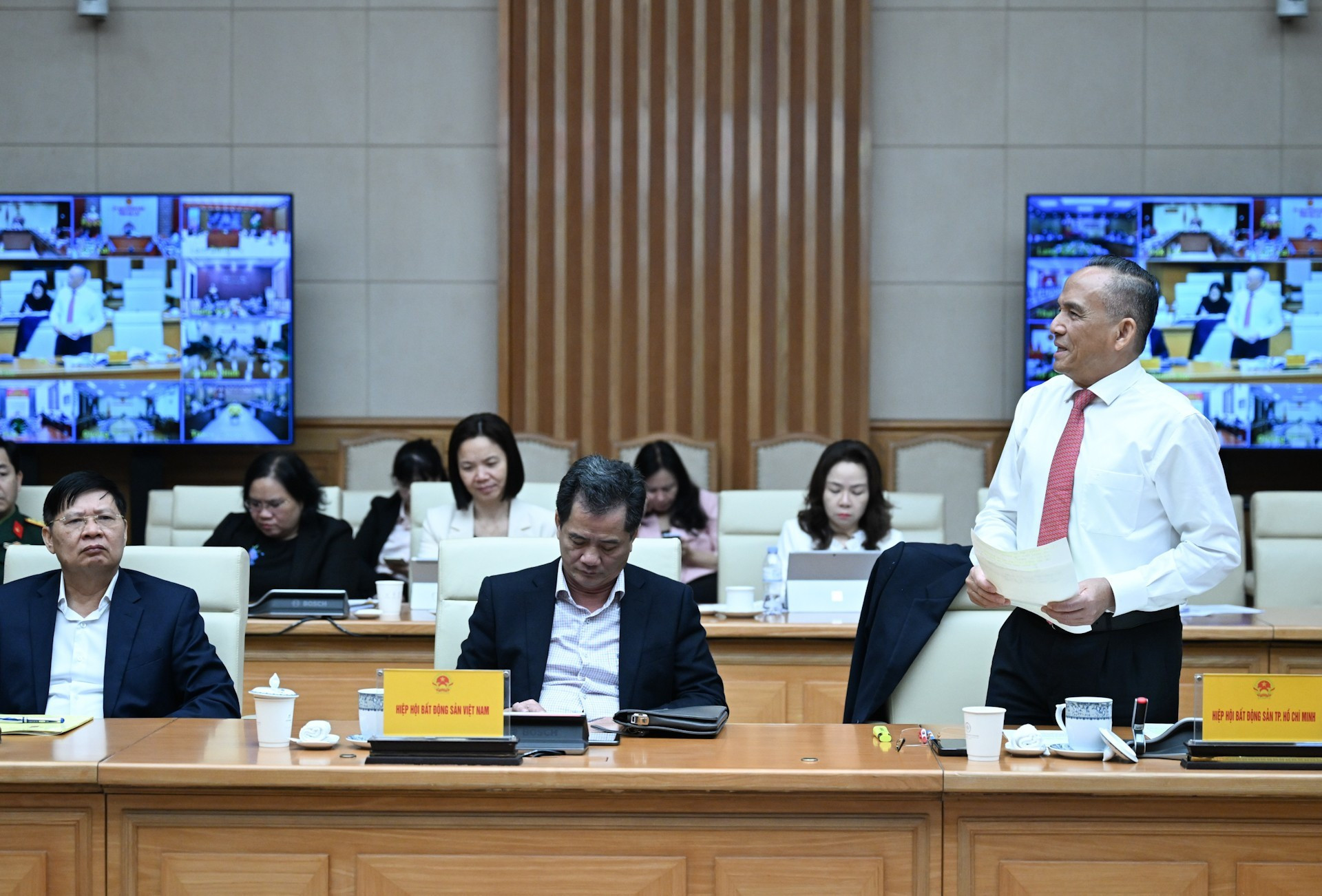 Un representante de la Asociación Inmobiliaria de Ciudad Ho Chi Minh habla en la cita.