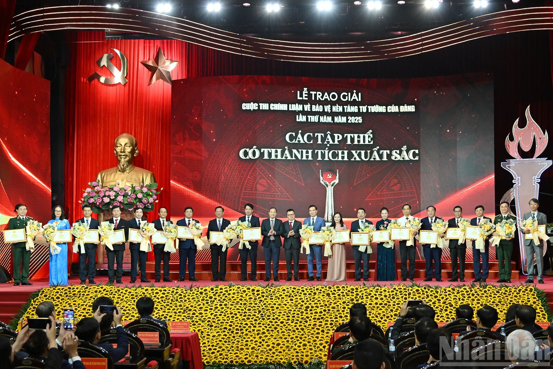 El presidente-editor del periódico Nhan Dan, Le Quoc Minh, y el editor-jefe de la revista Cong San (Comunista), Hoang Trung Dung, entregan premios a los colectivos con éxitos destacados. (Foto: VNA) El presidente-editor del periódico Nhan Dan, Le Quoc Minh, y el editor-jefe de la revista Cong San (Comunista), Hoang Trung Dung, entregan premios a los colectivos con éxitos destacados. (Foto: VNA)