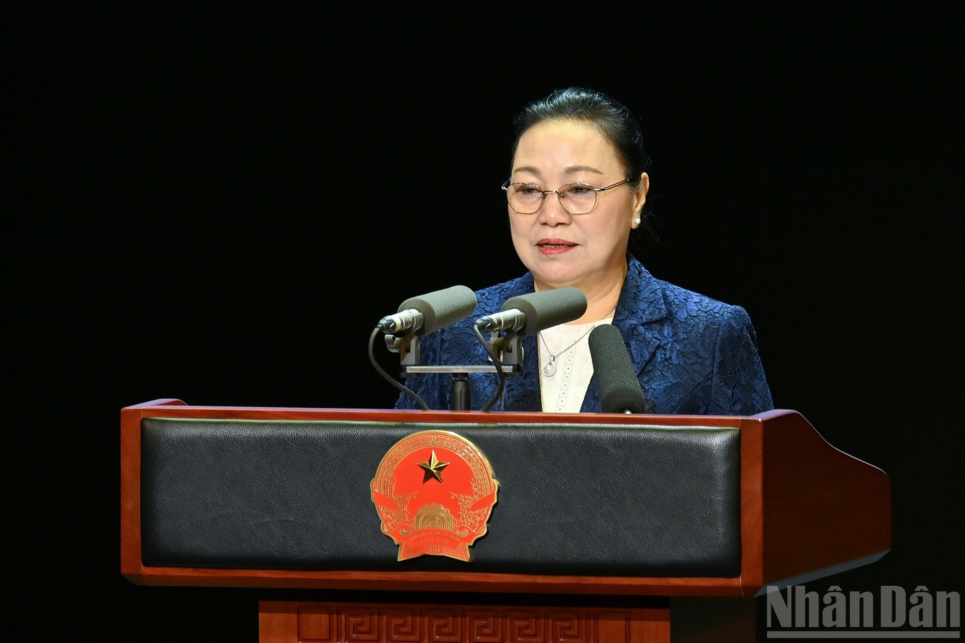 La embajadora de Laos en Vietnam, Khamphau Ernthavanh, interviene en la ceremonia.
