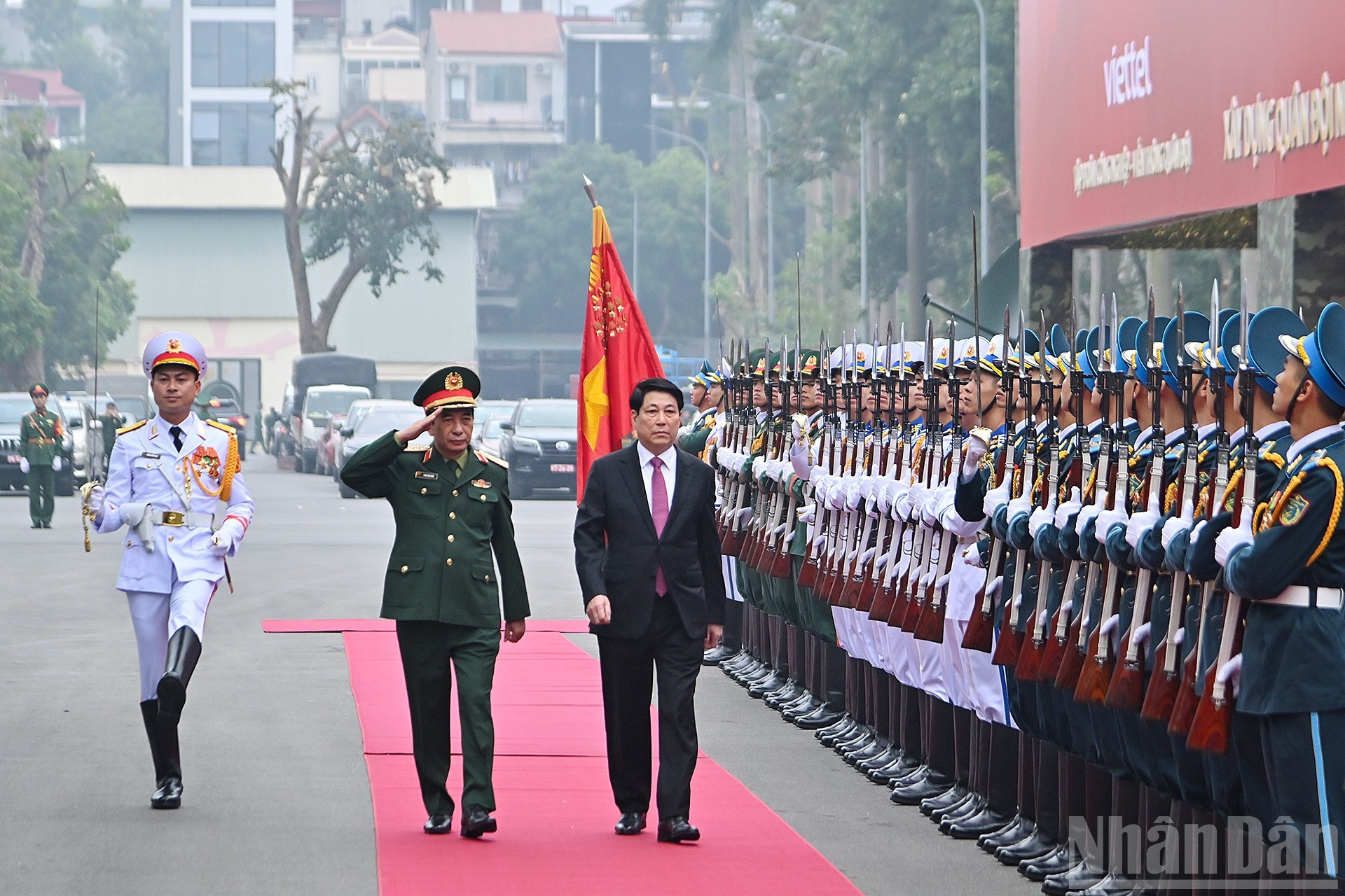 El presidente Luong Cuong pasa revista a la Guardia de Honor del Ejército Popular de Vietnam.
